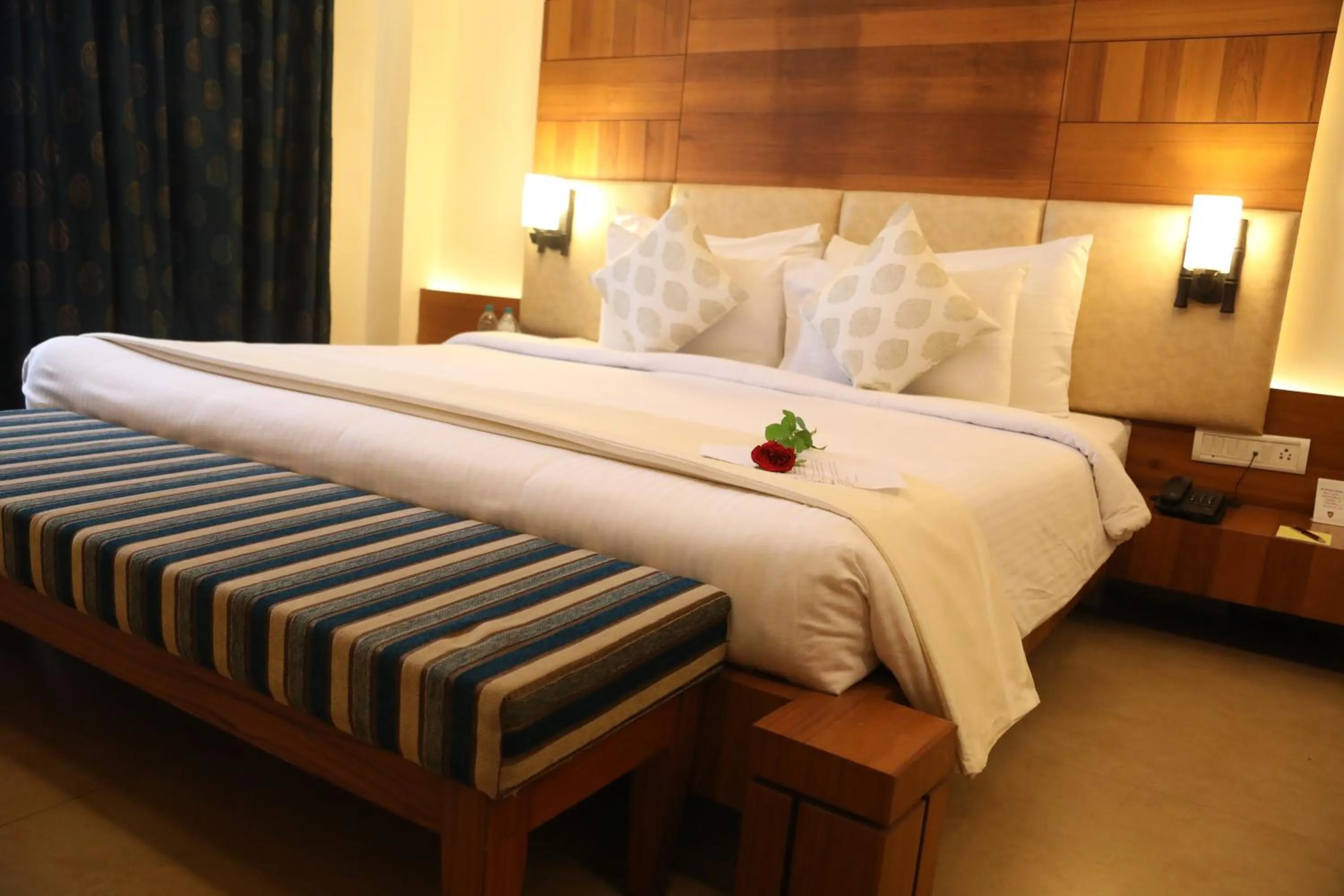 Bed in Hotel Kanha’s Palm Springs