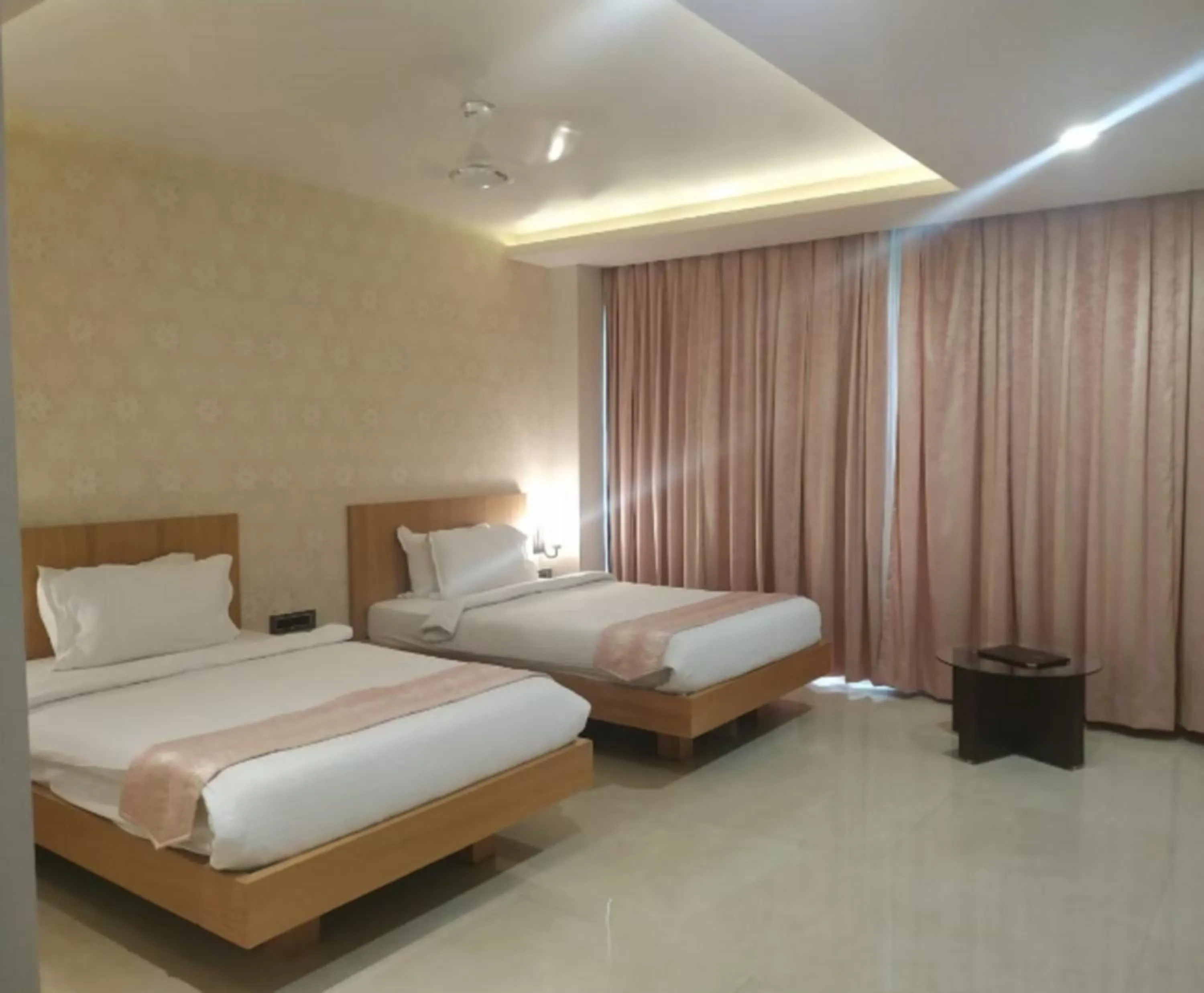 Bedroom in Hotel Kanha’s Palm Springs