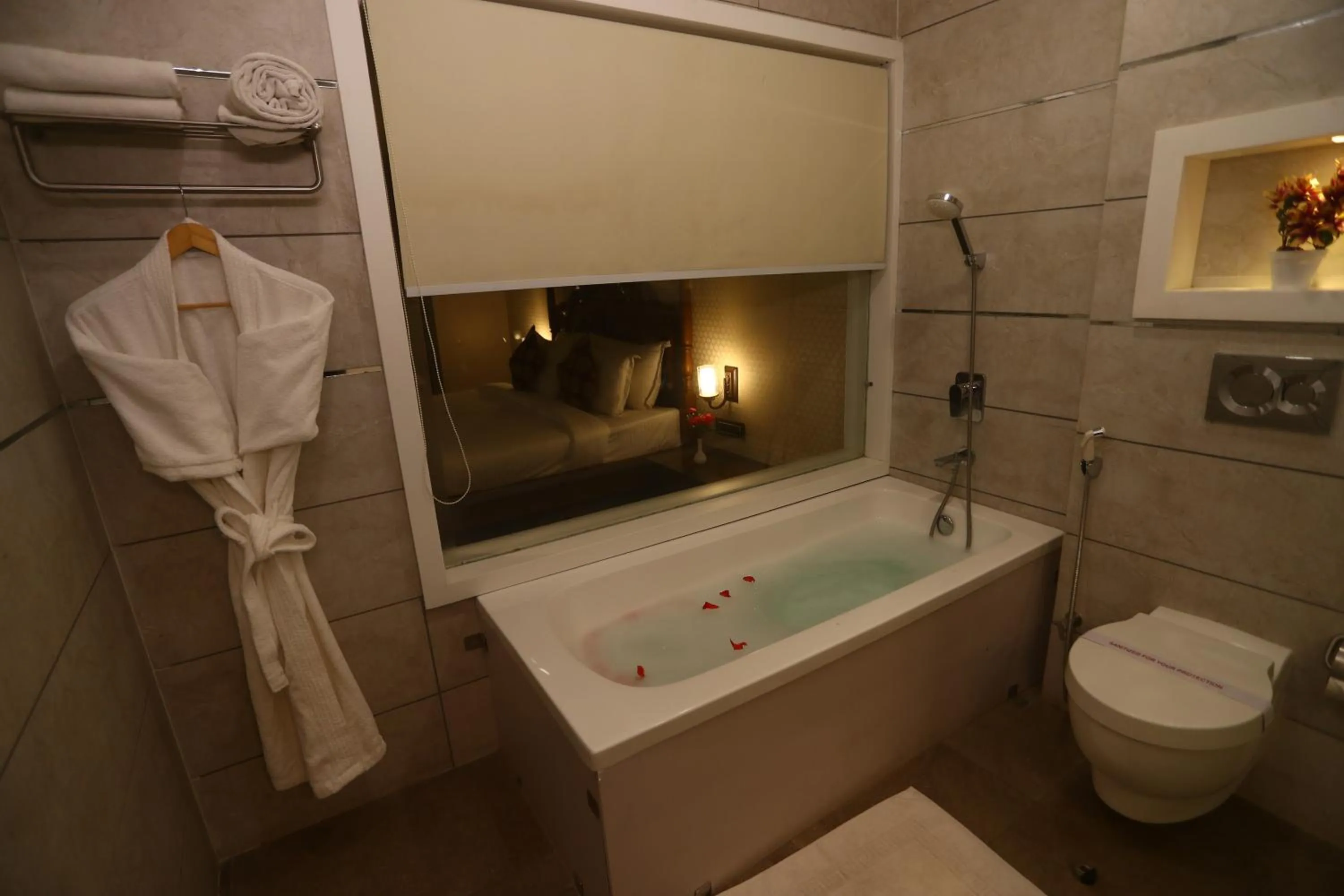 Bathroom in Hotel Kanha’s Palm Springs