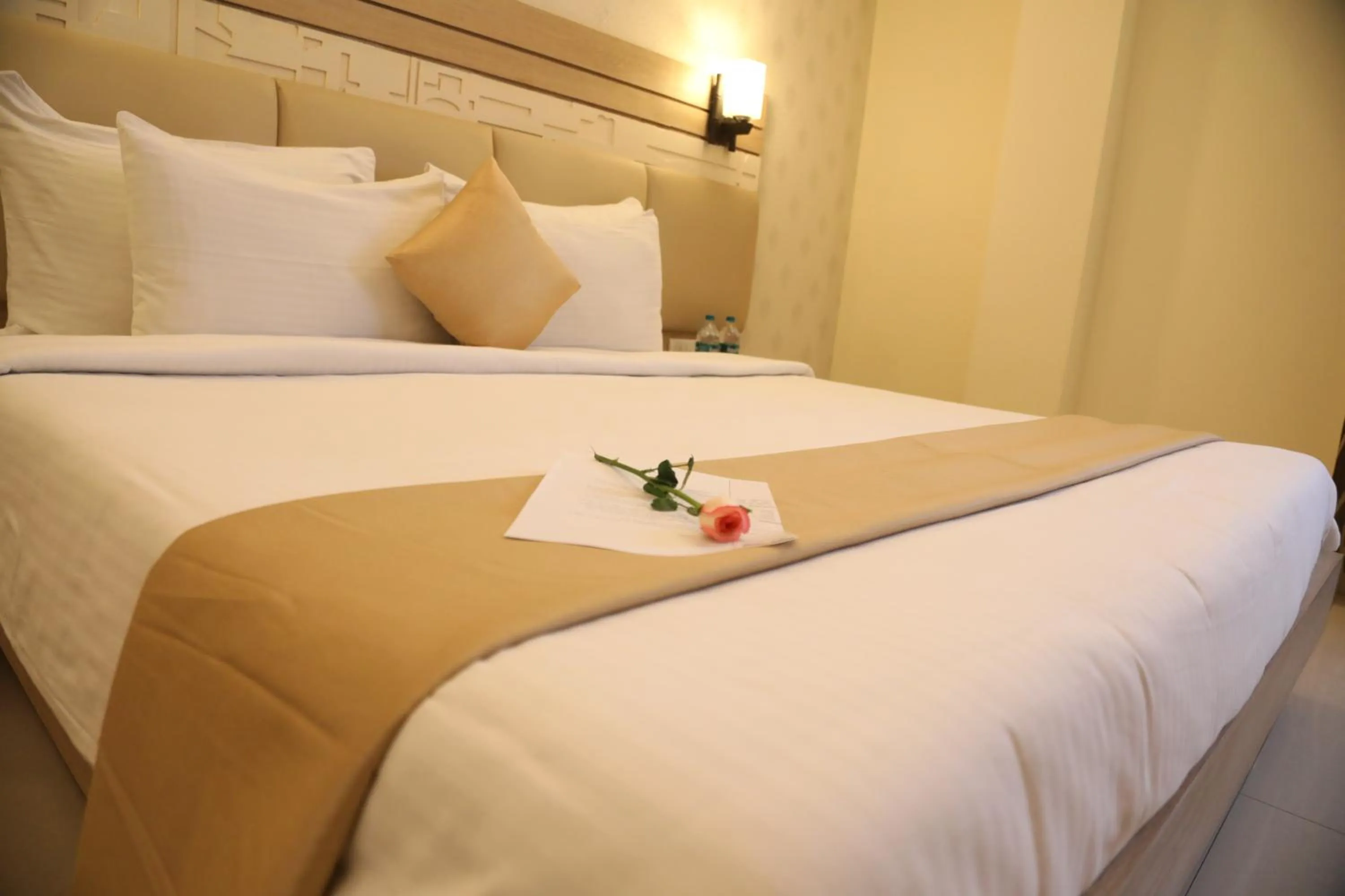 Bedroom in Hotel Kanha’s Palm Springs