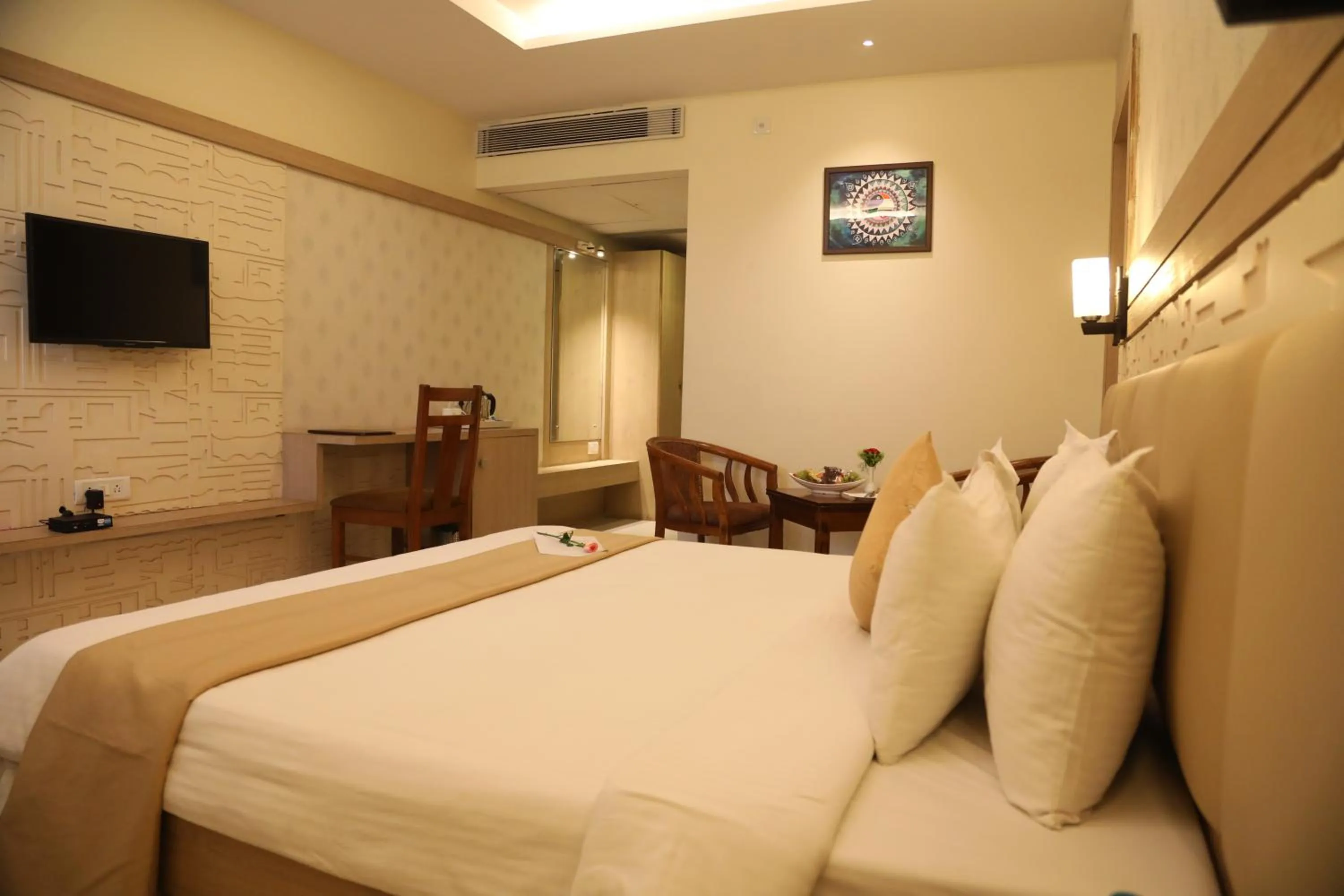 Photo of the whole room in Hotel Kanha’s Palm Springs