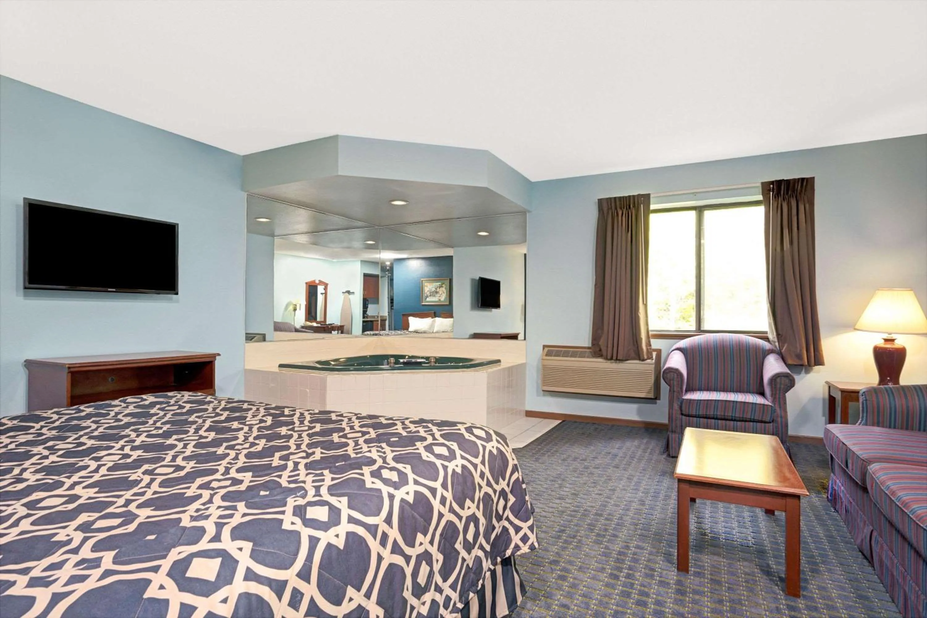 Photo of the whole room, Bed in Super 8 by Wyndham Hudson