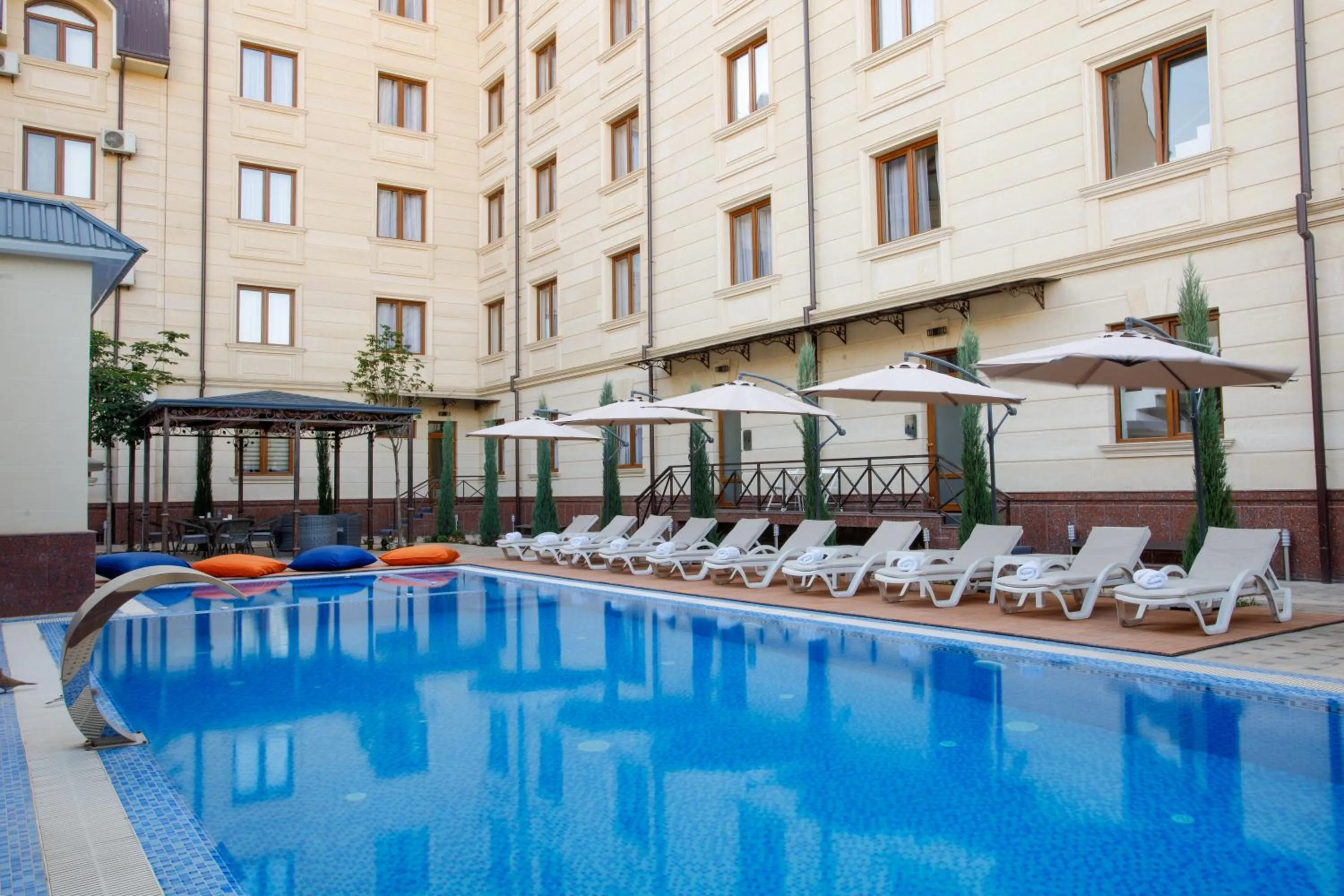 Swimming pool in Navruz Hotel Tashkent