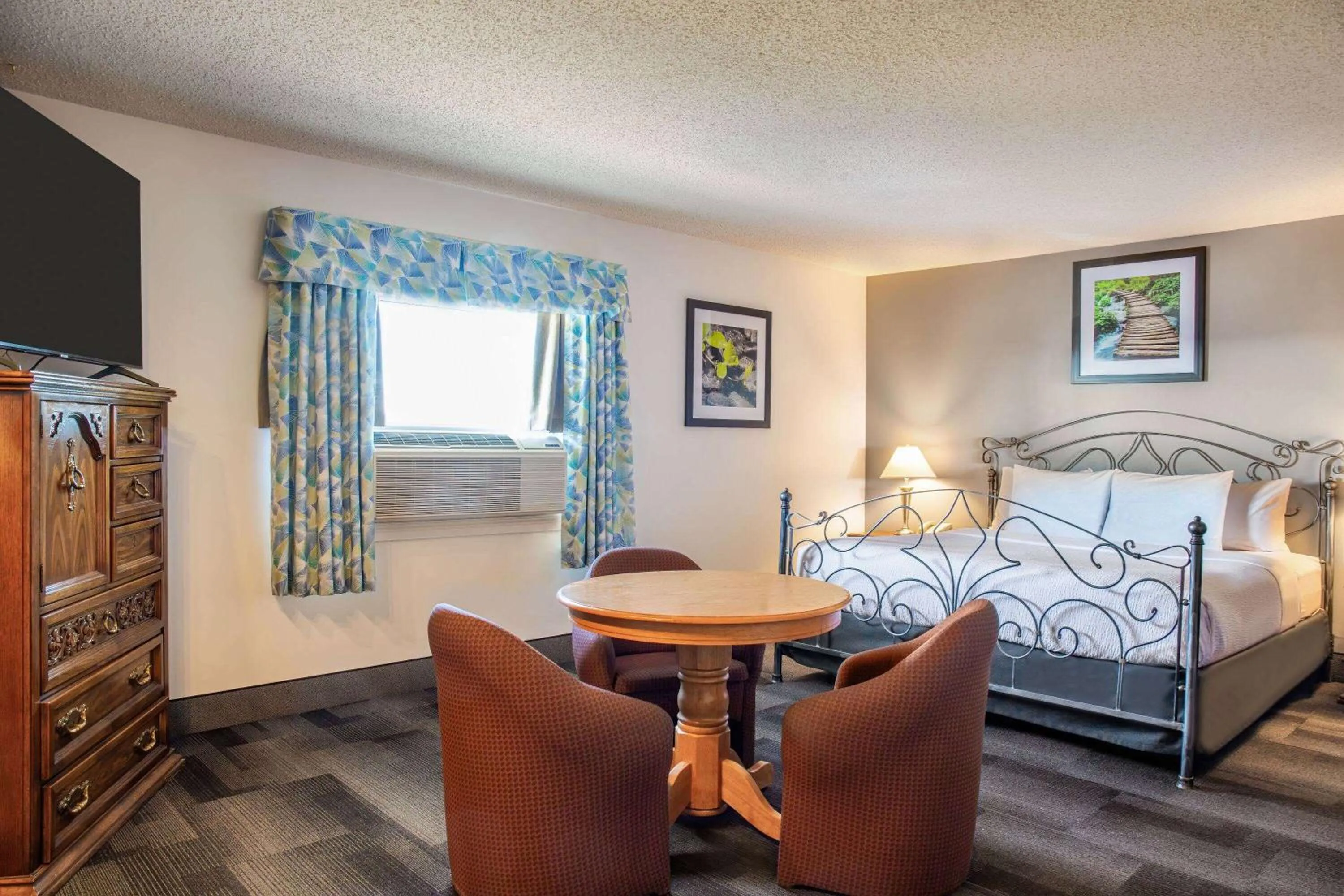 Bed in Days Inn & Conference Centre by Wyndham Camrose Norsemen