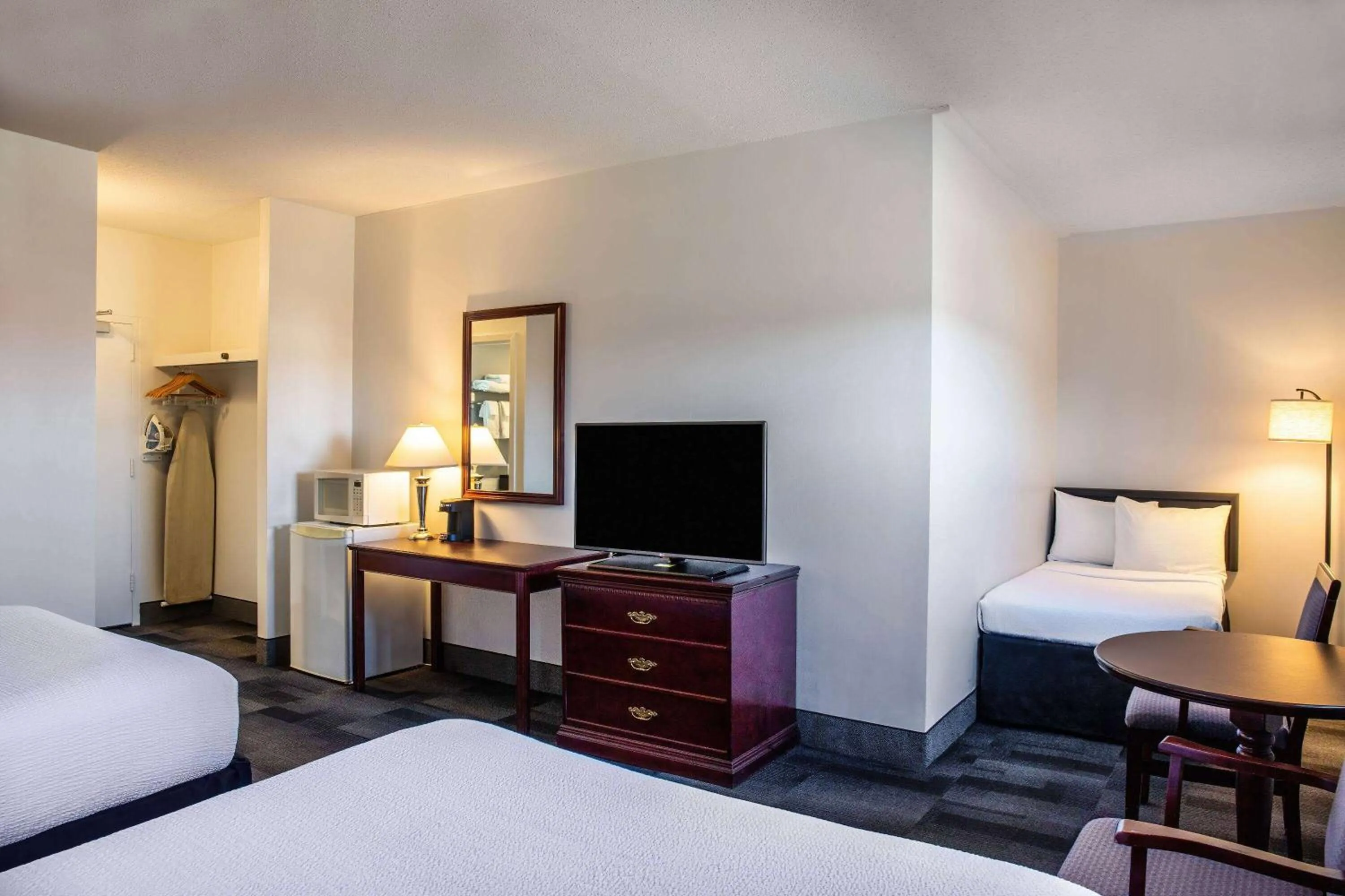 Bed in Days Inn & Conference Centre by Wyndham Camrose Norsemen