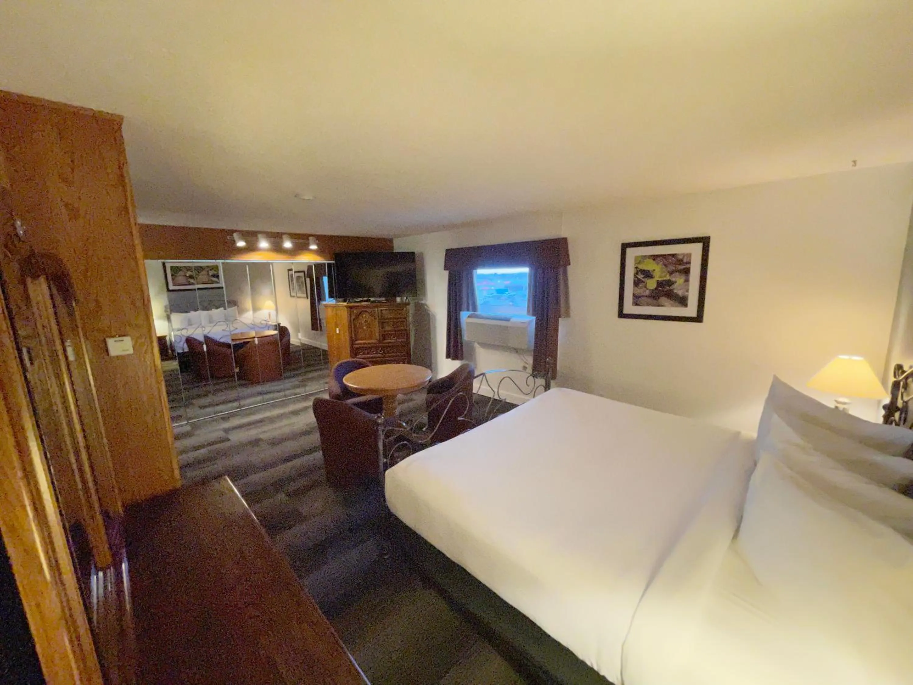 Photo of the whole room, Bed in Days Inn & Conference Centre by Wyndham Camrose Norsemen