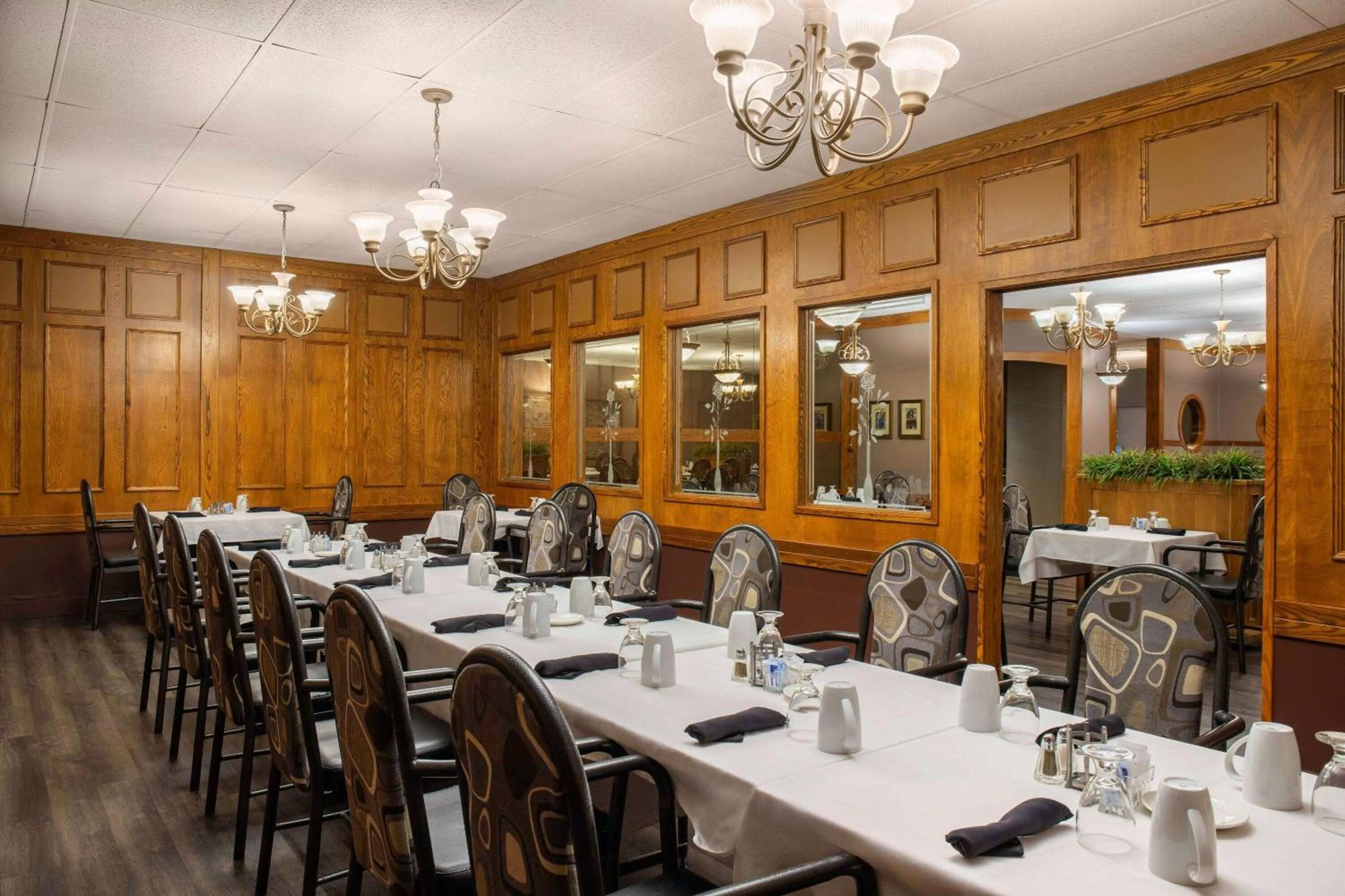 Restaurant/places to eat in Days Inn & Conference Centre by Wyndham Camrose Norsemen