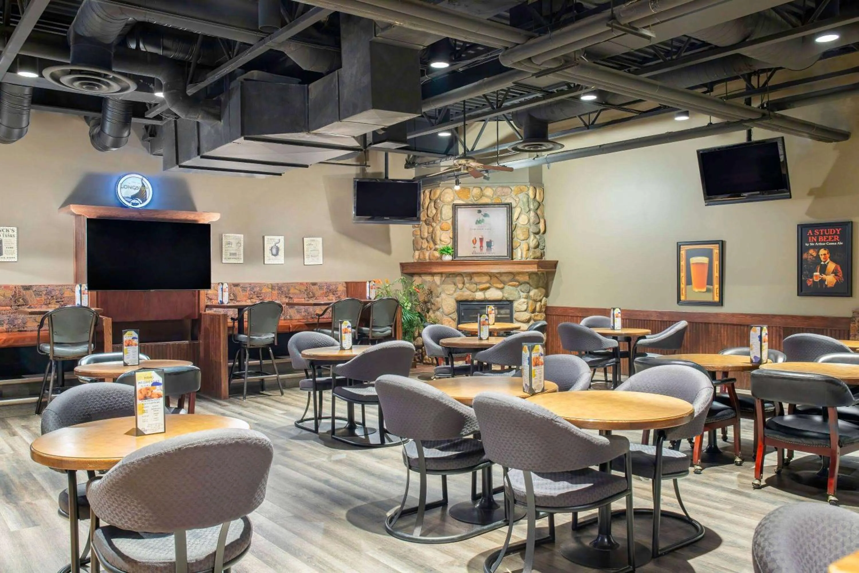 Lounge or bar in Days Inn & Conference Centre by Wyndham Camrose Norsemen