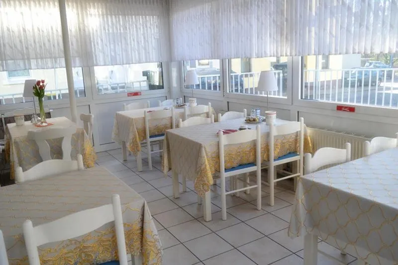 Restaurant/places to eat in Hotel Hohenstein -Radweg-Messe-Baldeneysee