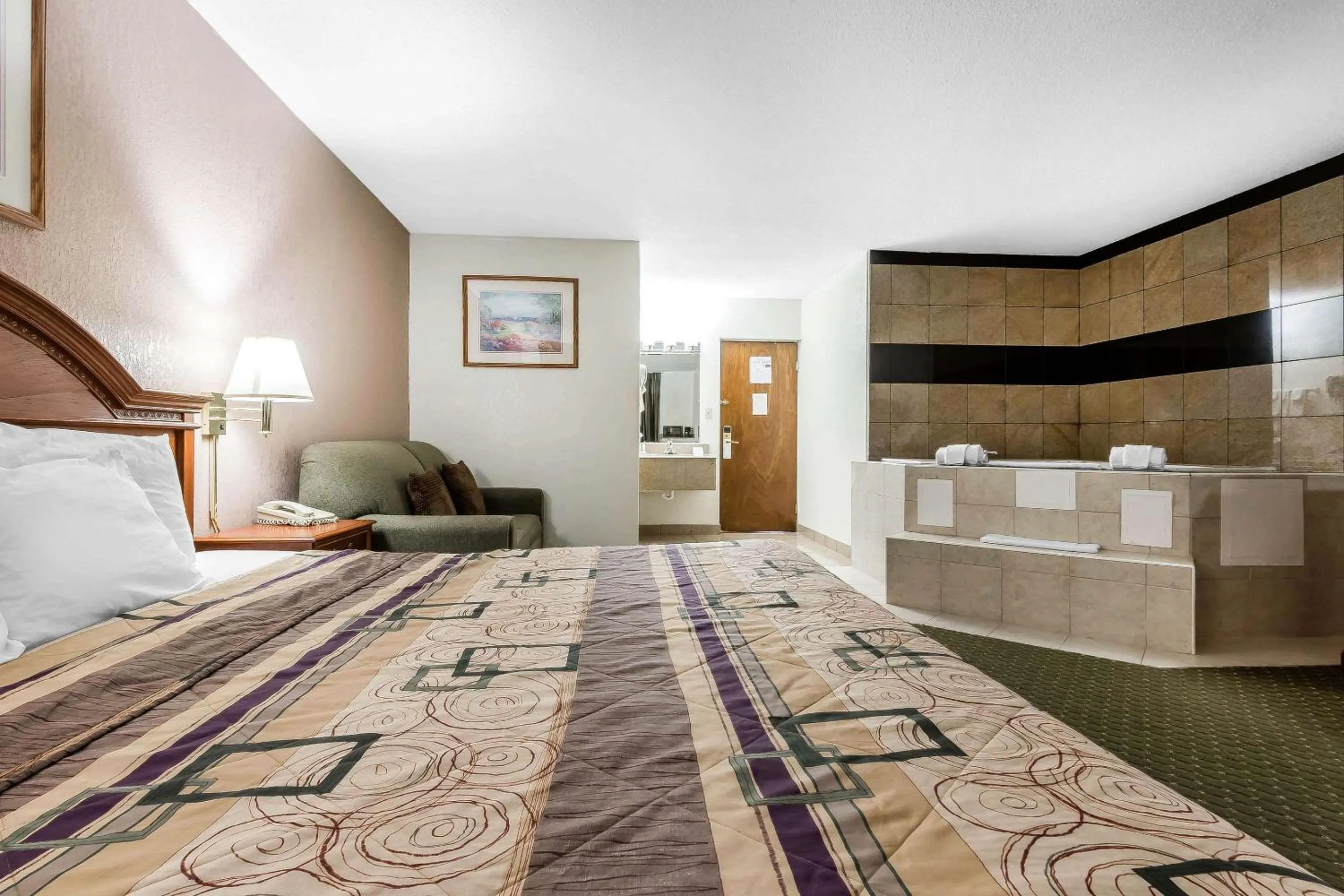 Photo of the whole room, Bed in Quality Inn & Suites Binghamton Vestal