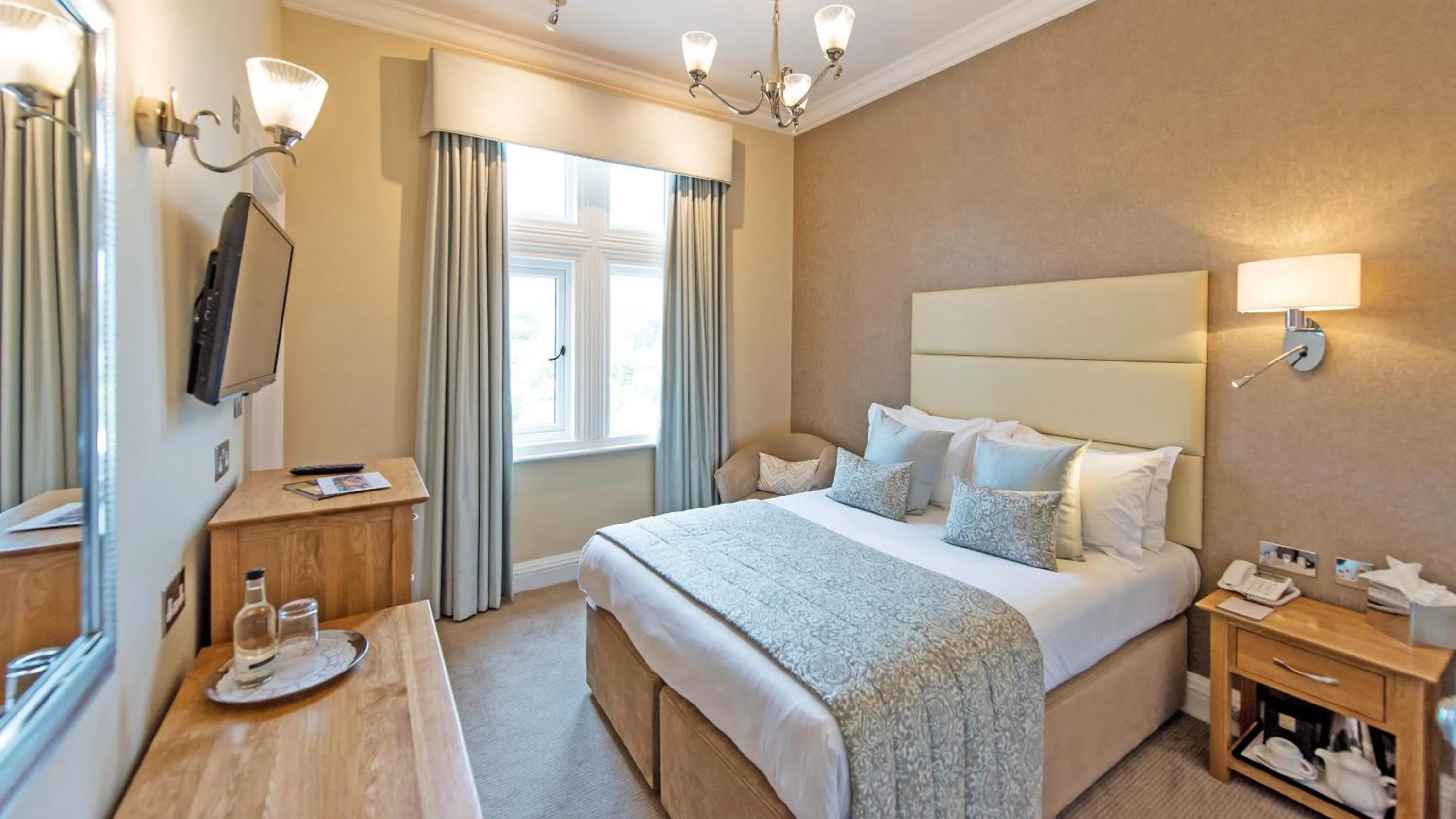 Bedroom, Bed in The Victoria Hotel & Source Spa