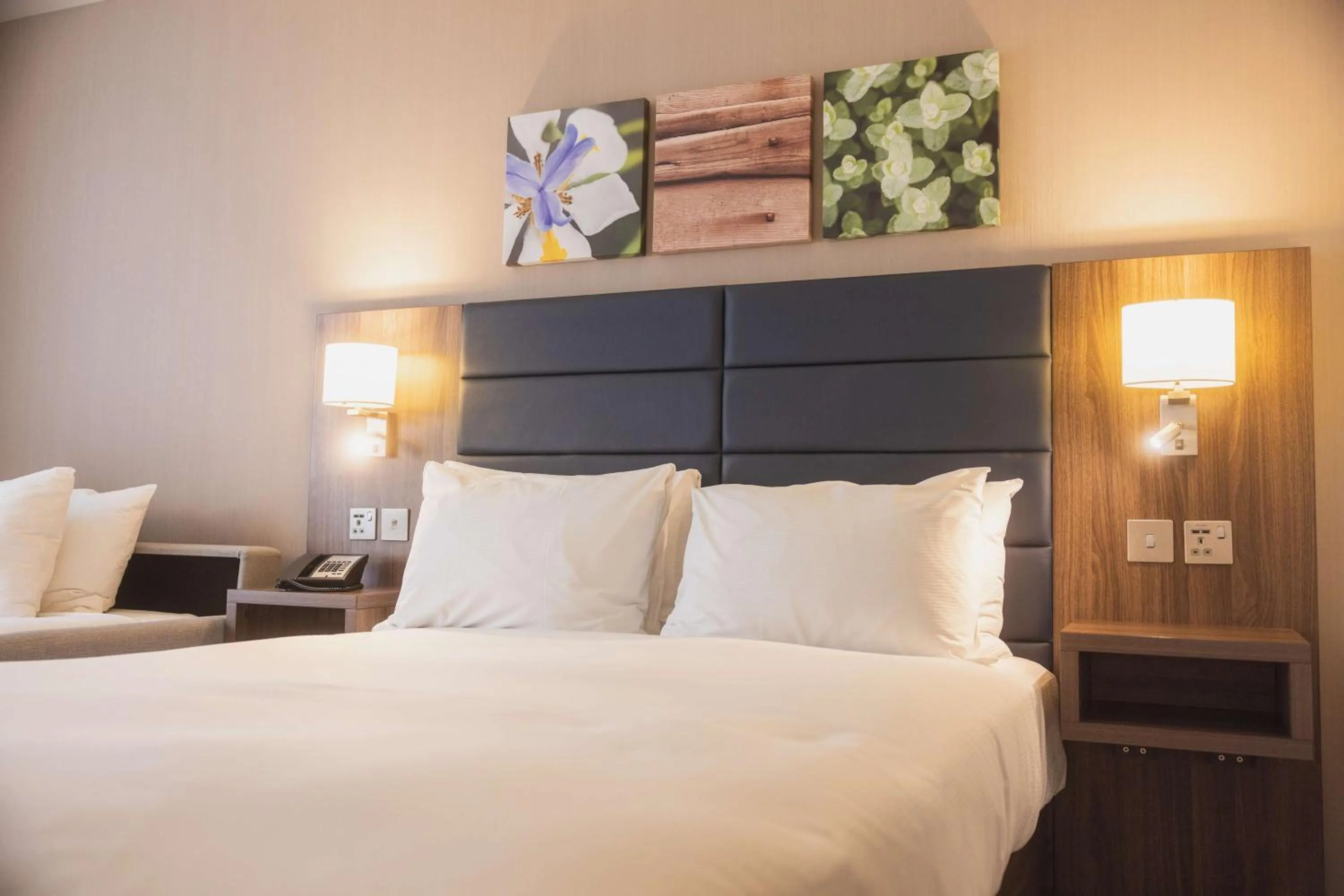 Bed in Hilton Garden Inn Birmingham Airport Uk