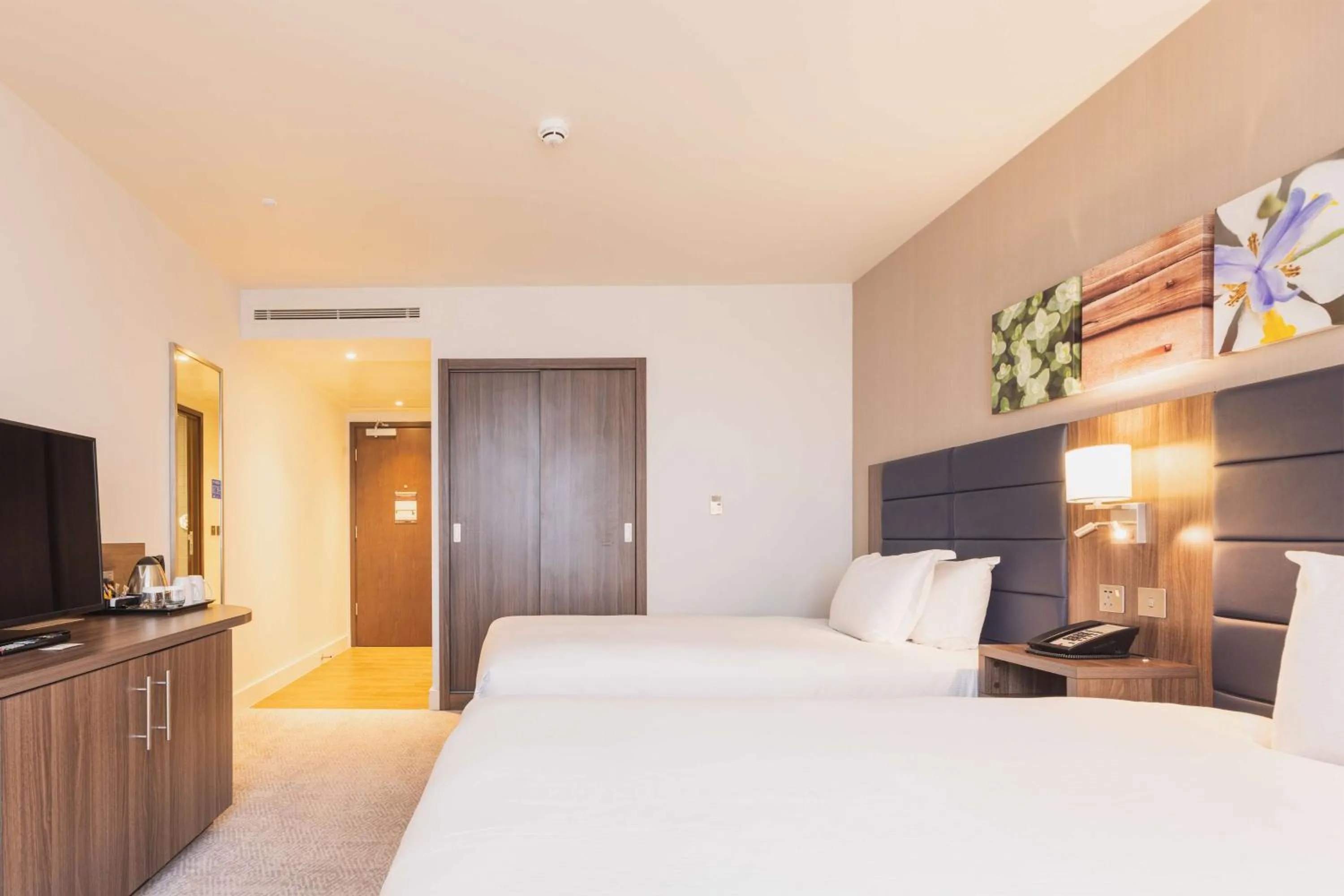 Bedroom, Bed in Hilton Garden Inn Birmingham Airport Uk