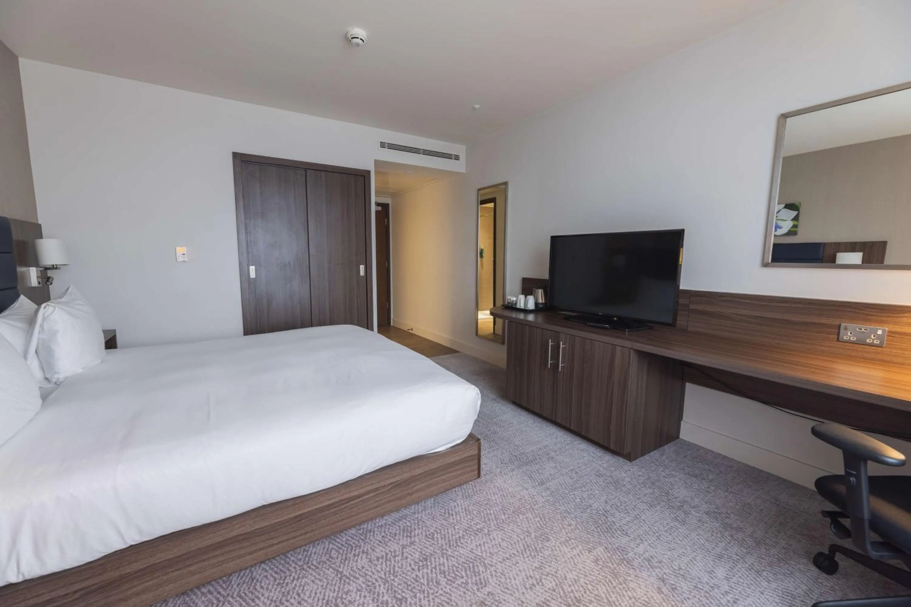 Bedroom, Bed in Hilton Garden Inn Birmingham Airport Uk