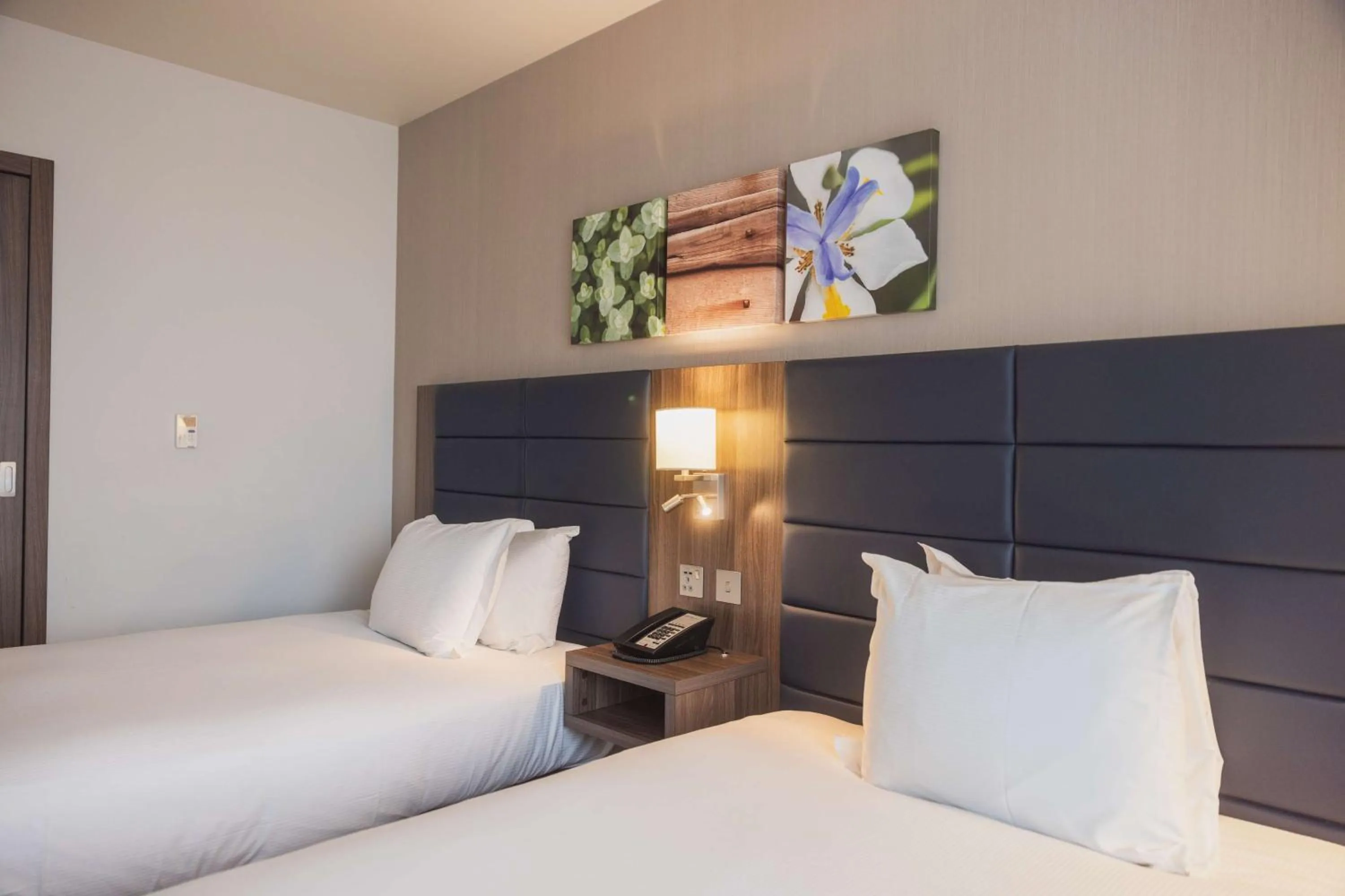 Bed in Hilton Garden Inn Birmingham Airport Uk