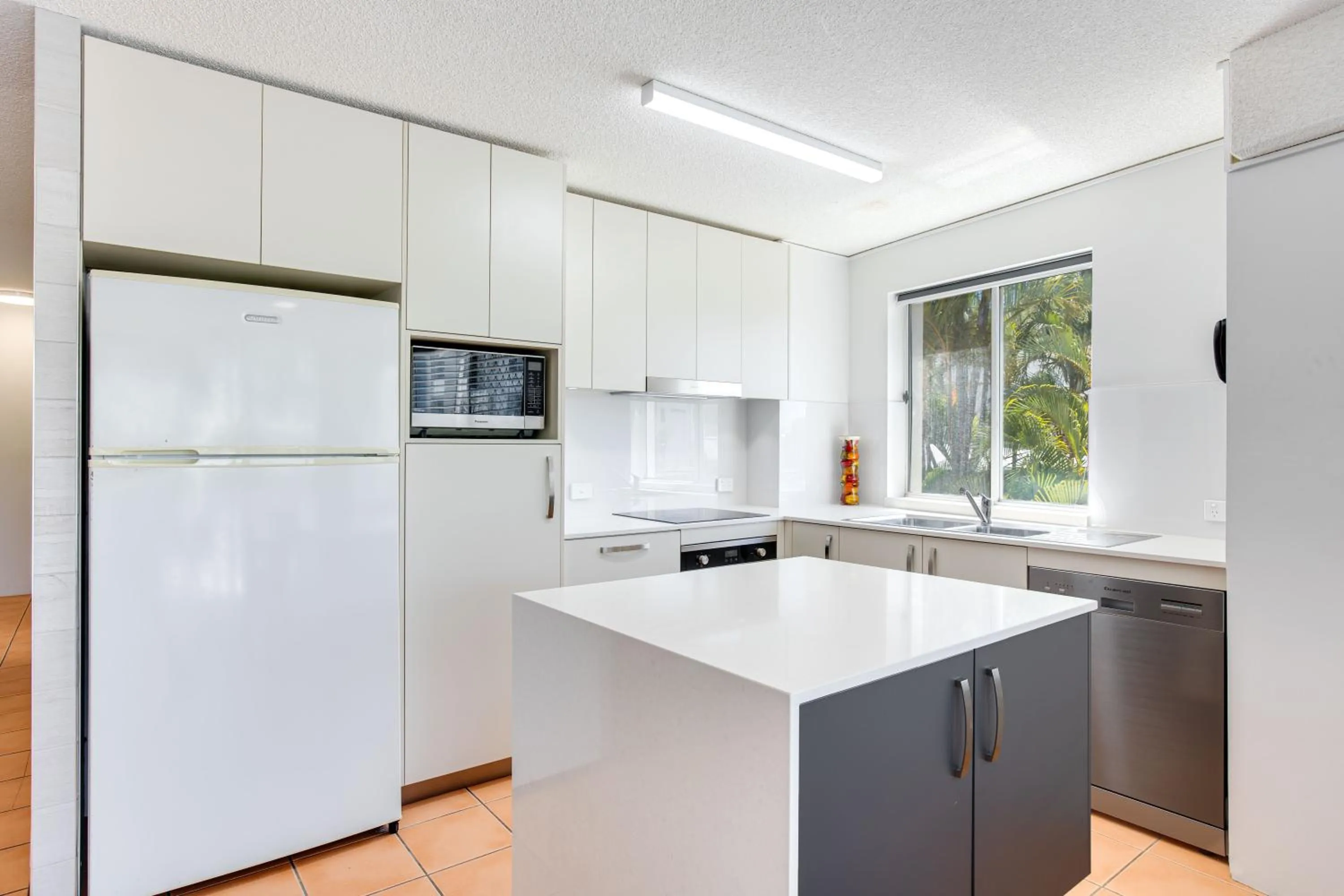 Kitchen or kitchenette in Coral Sea Apartments