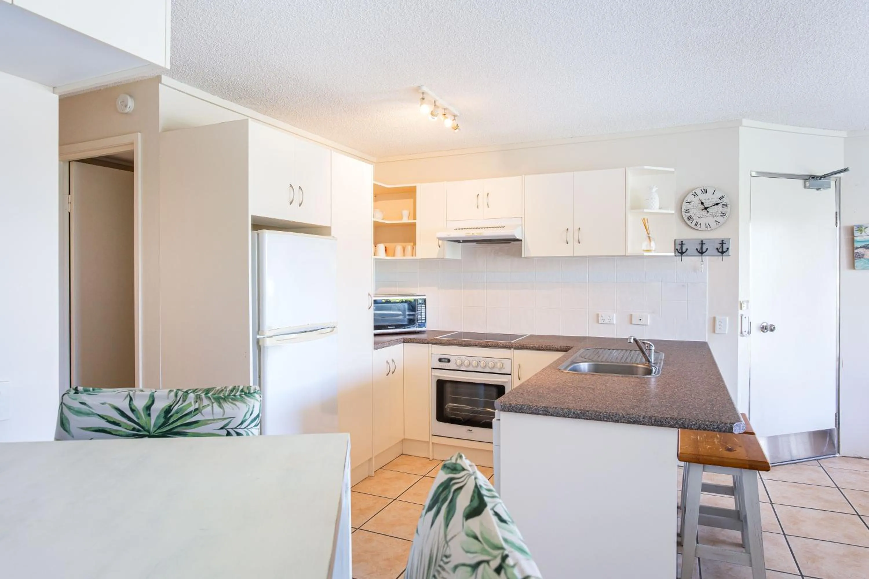 Kitchen or kitchenette in Coral Sea Apartments
