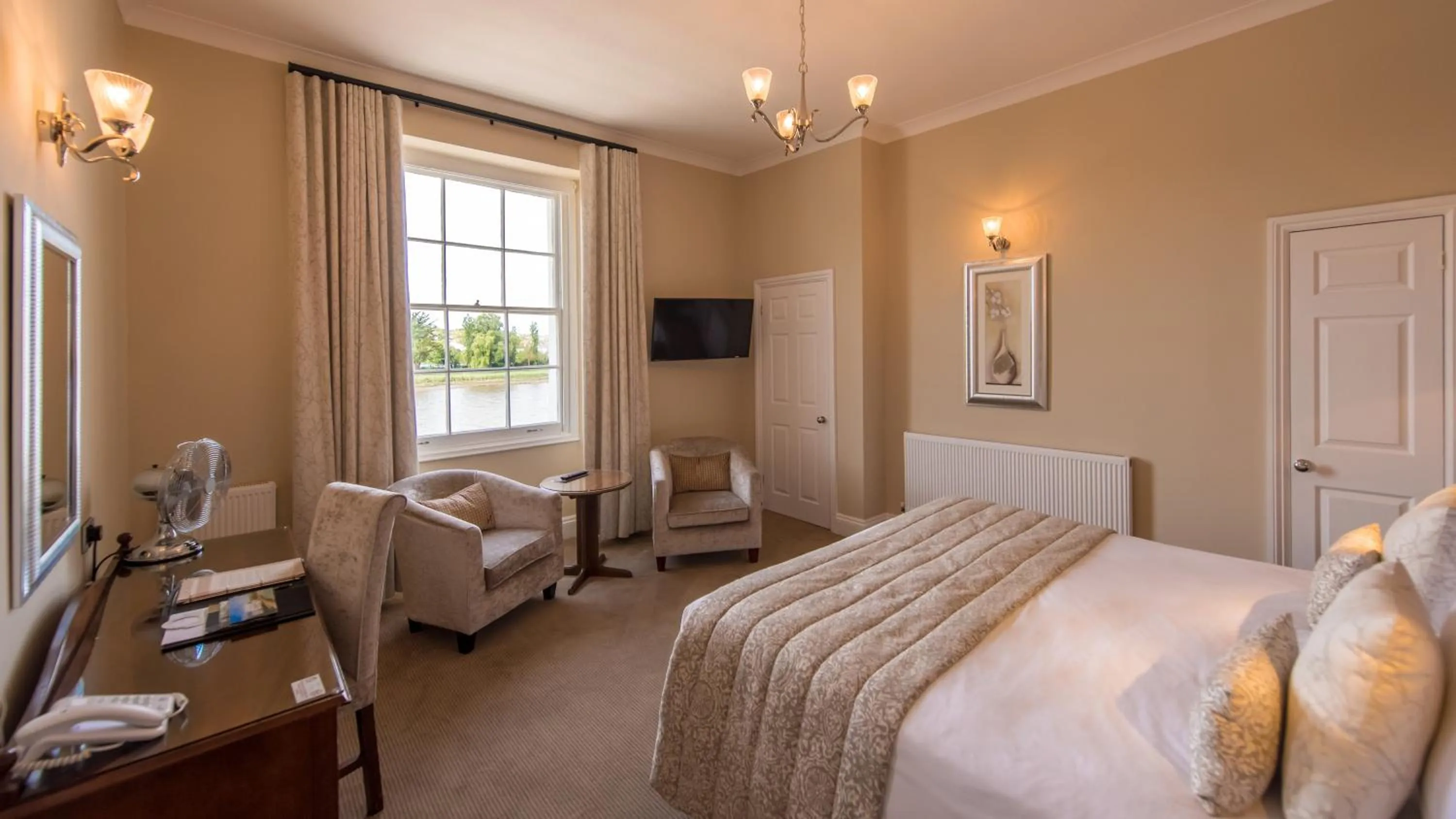 Bedroom, Bed in The Imperial Hotel