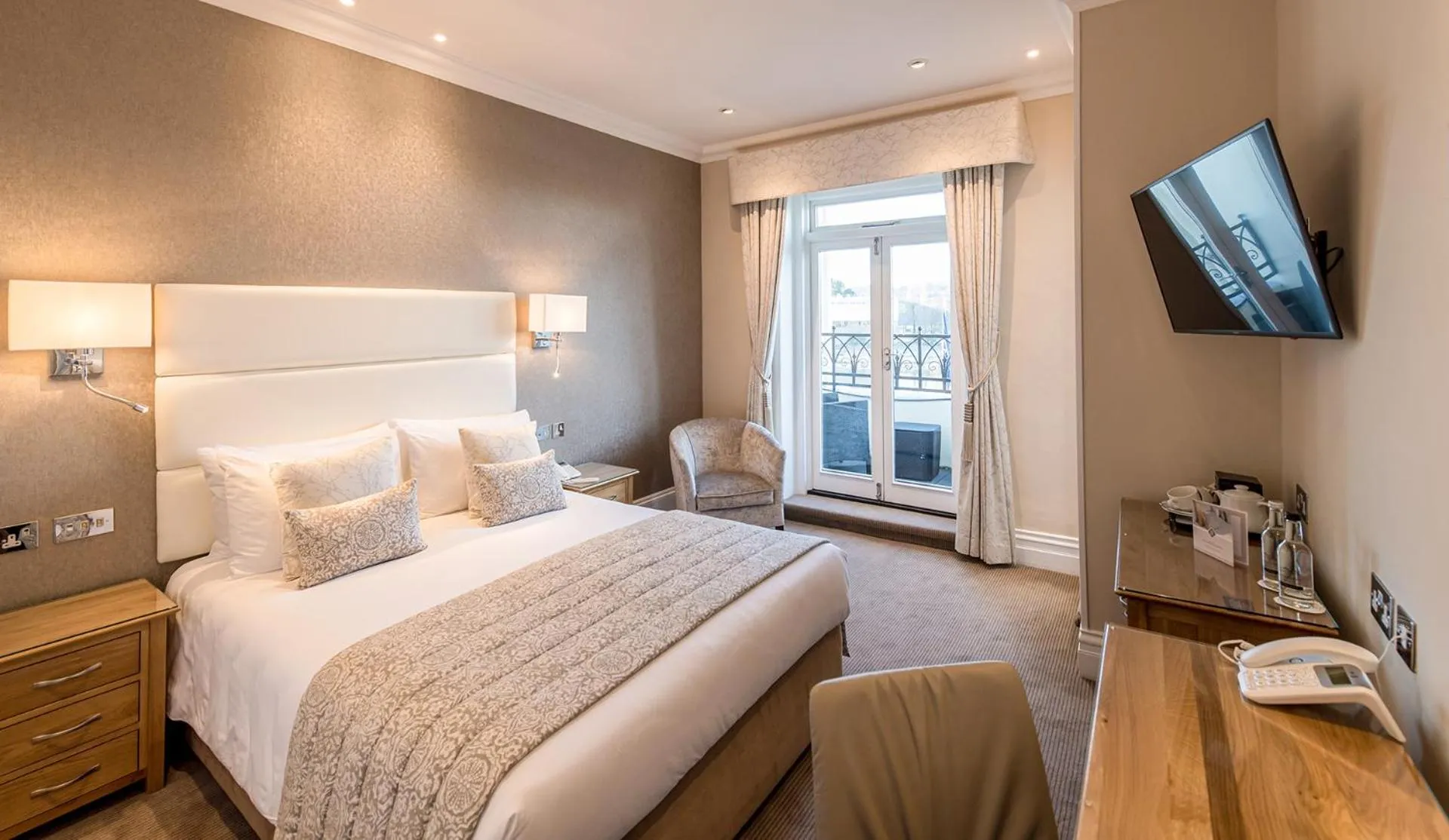 Balcony/Terrace, Bed in The Imperial Hotel