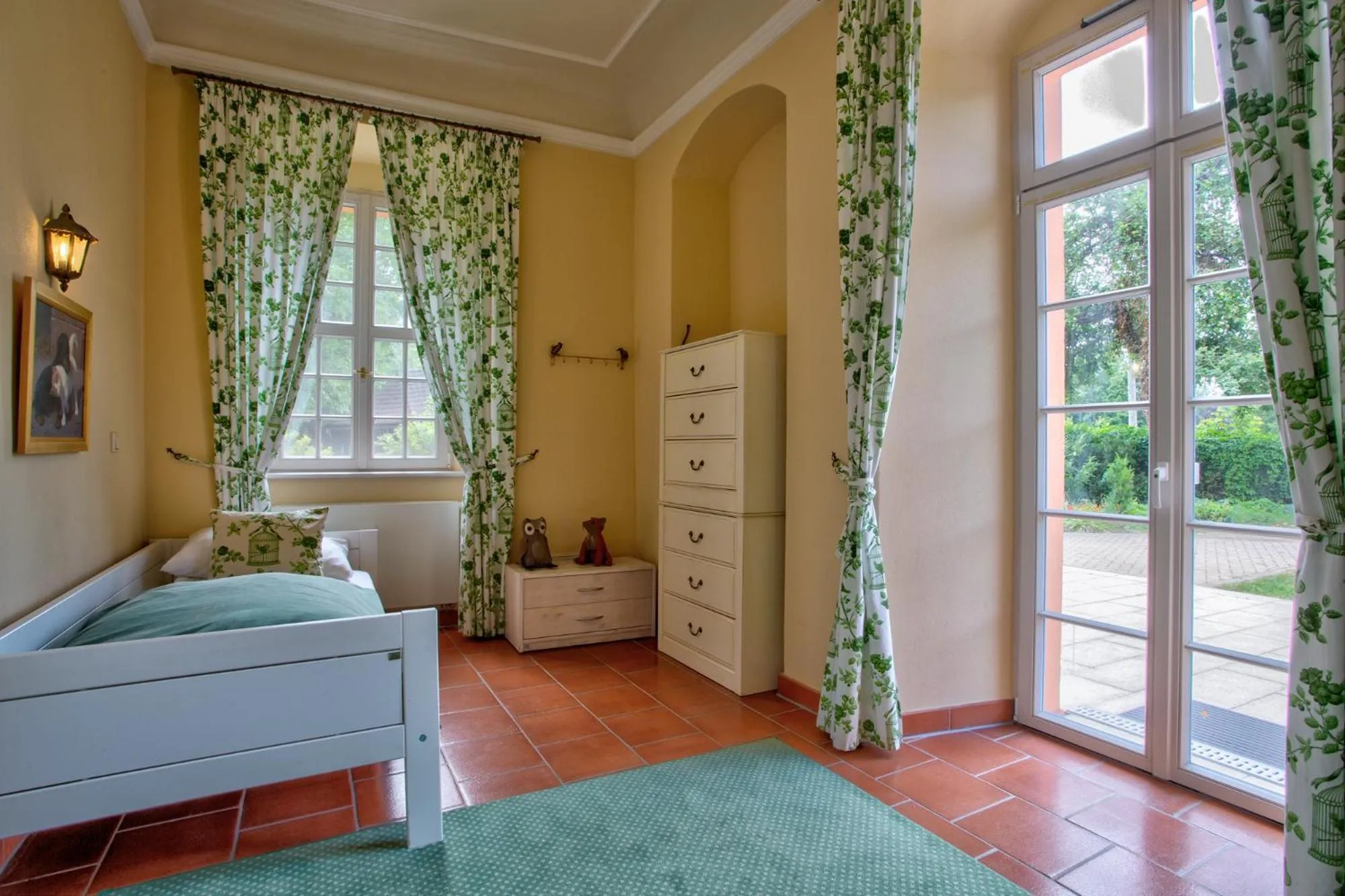 Text overlay, Bed in Urlaubsresidenz Marstall und Kanzlei im Schlossensemble