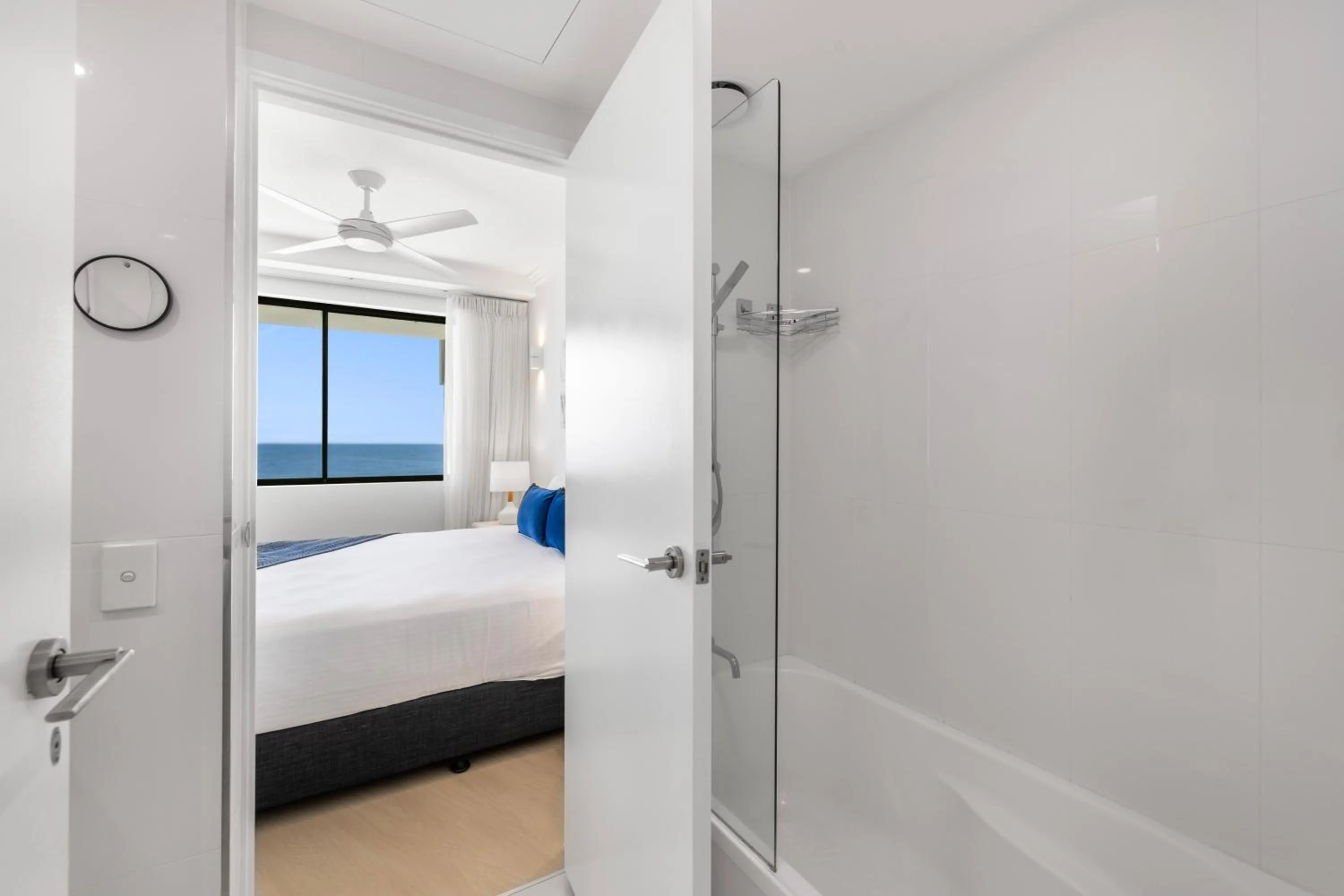 Bathroom, Bed in Beach on Sixth