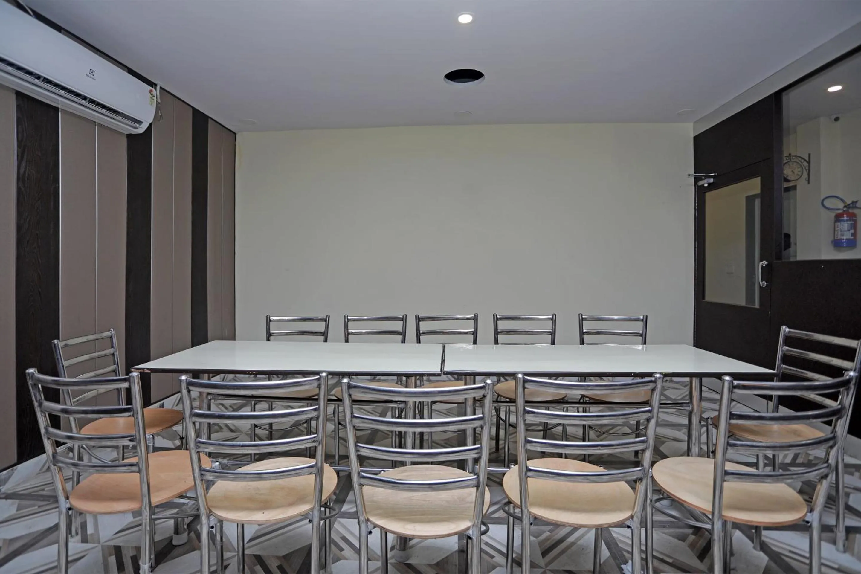 Restaurant/places to eat in Super Hotel O Raj Palace