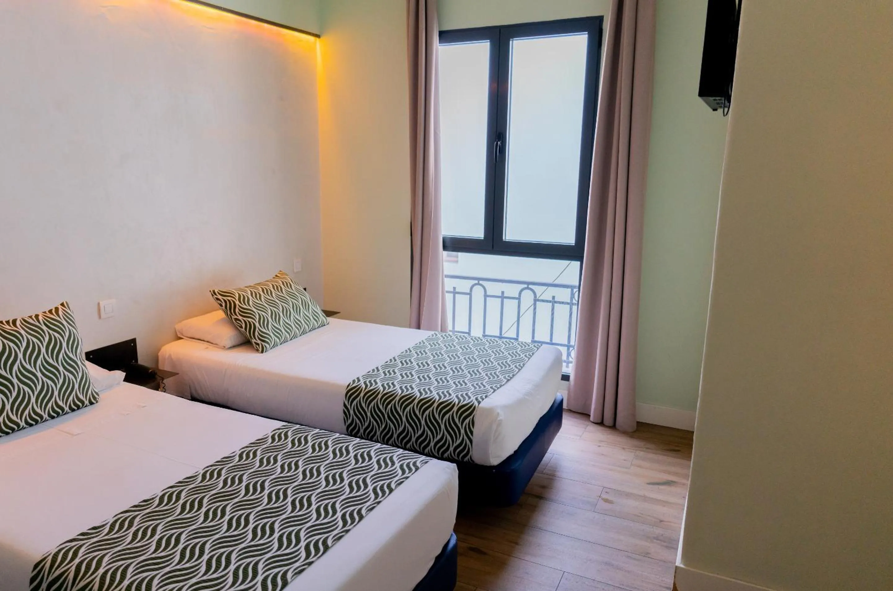 Twin Room with Private Bathroom in Hostal Charlotte-Gran Vía