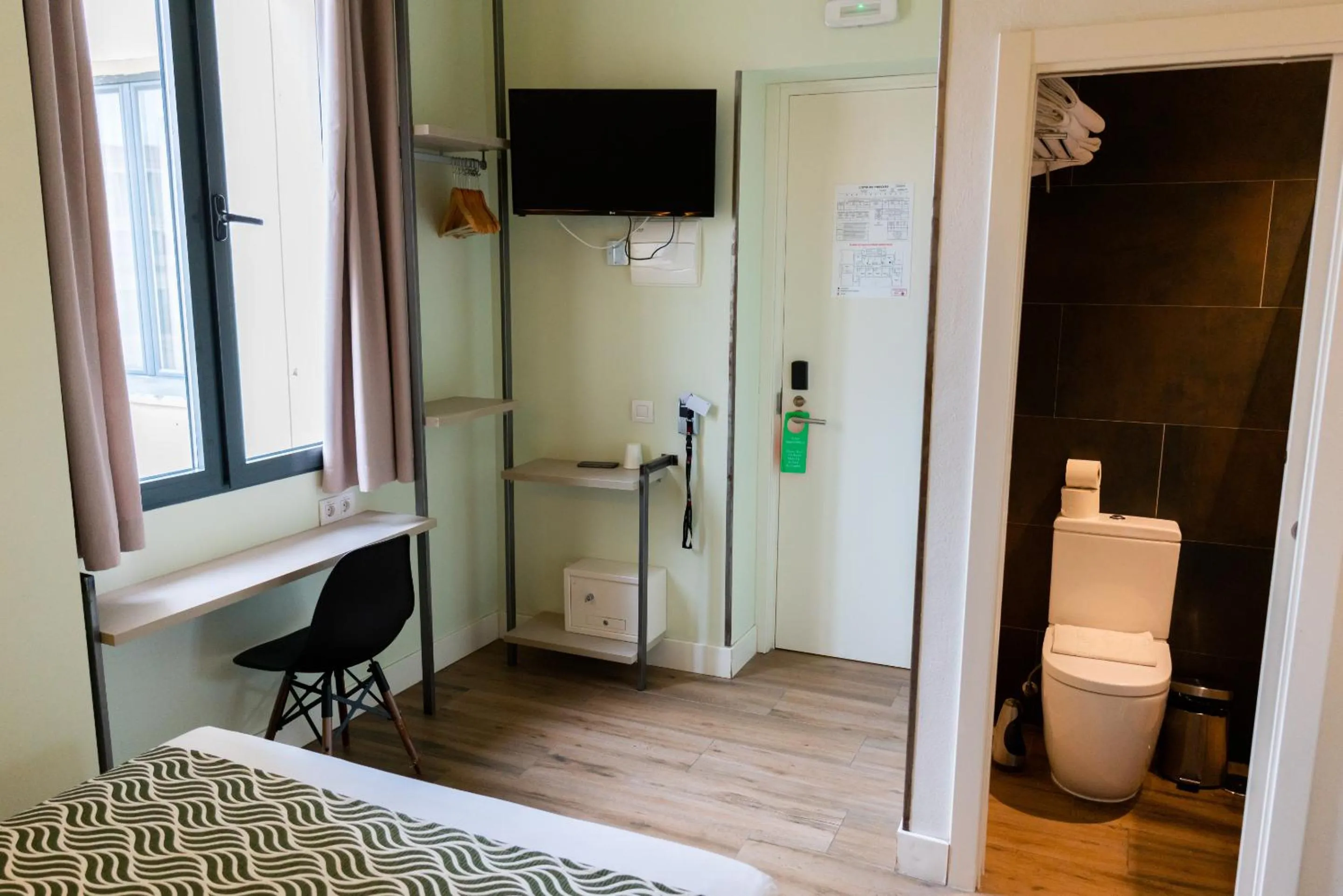 Basic Triple Room in Hostal Charlotte-Gran Vía
