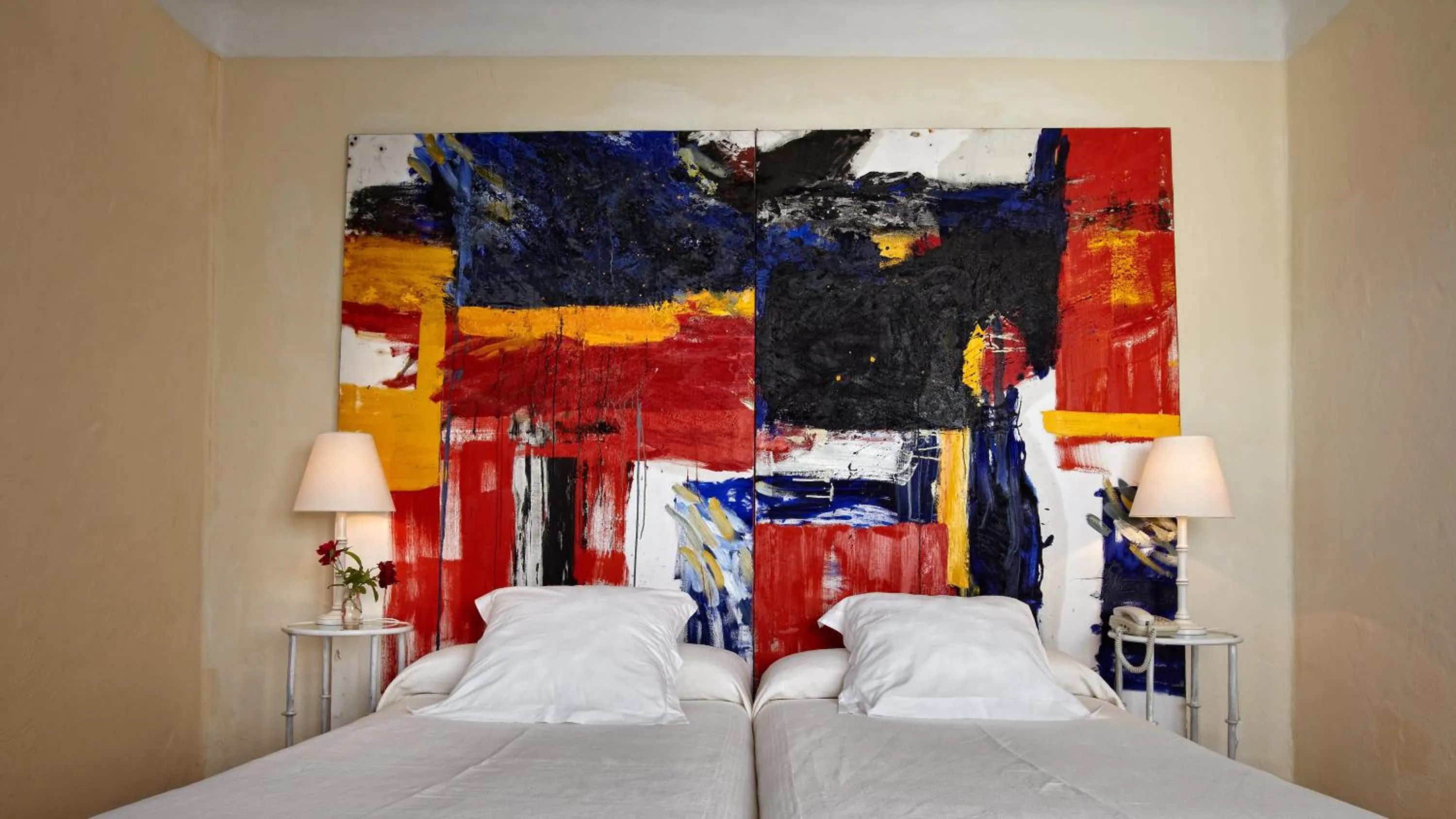 Decorative detail, Bed in Hotel Ibarra Zalla