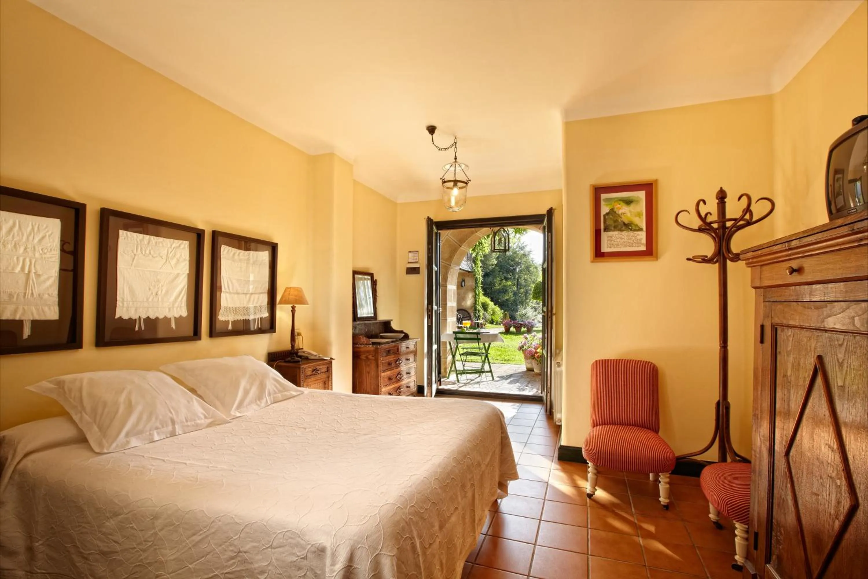 Bedroom, Bed in Hotel Ibarra Zalla