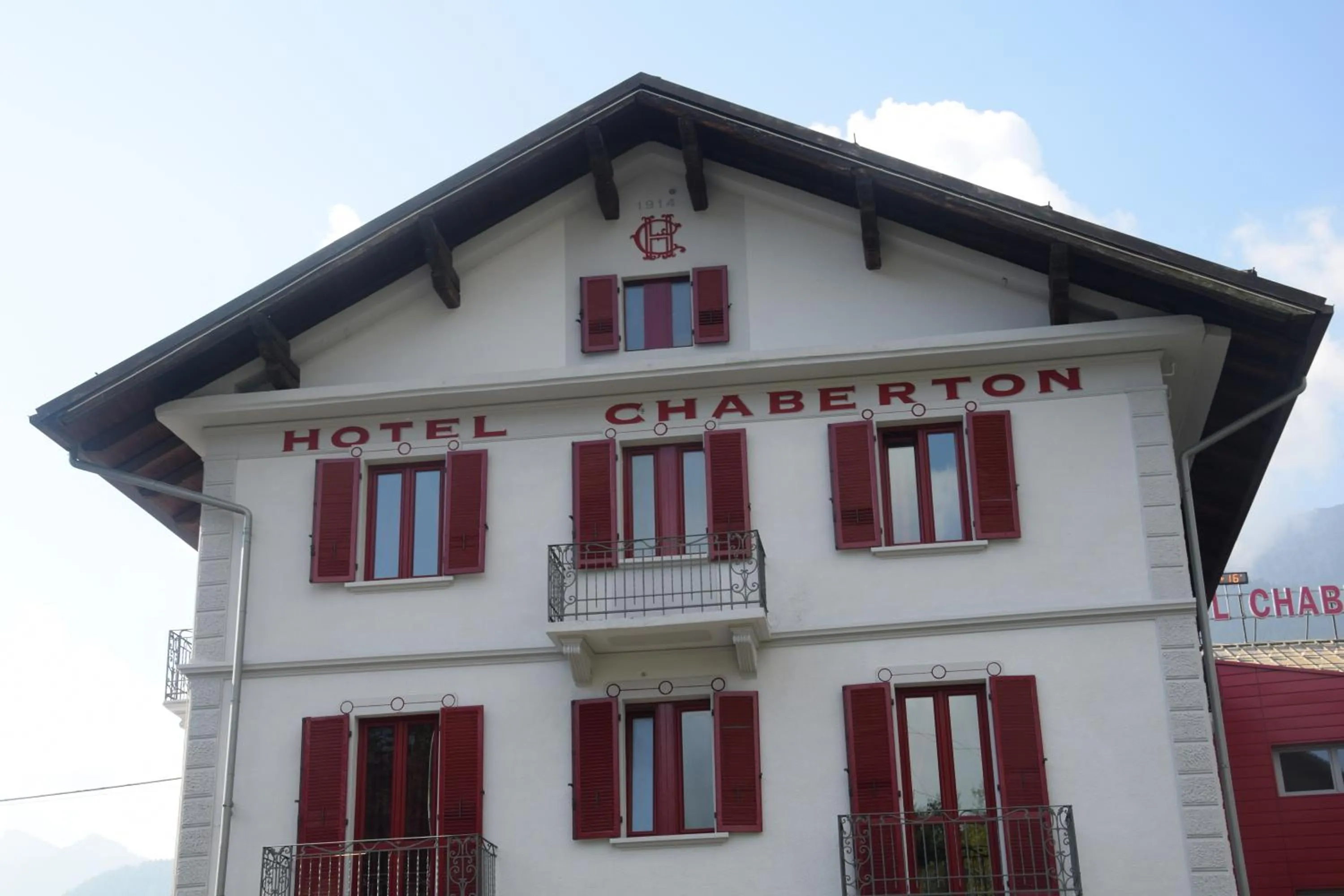 Facade/entrance in Hotel Chaberton