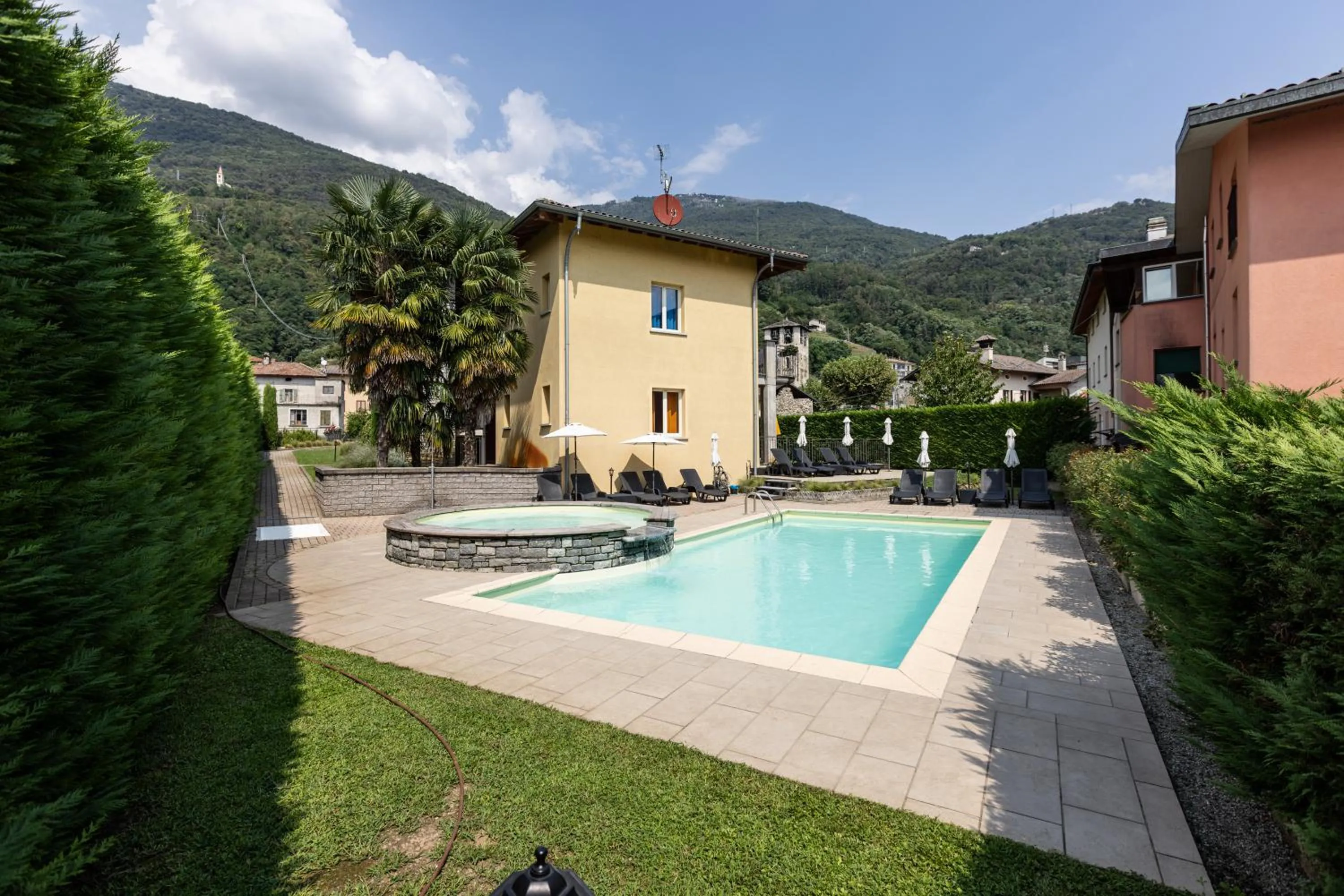 Garden in Spluga "Relax & Apartaments" by Alfio Colombo