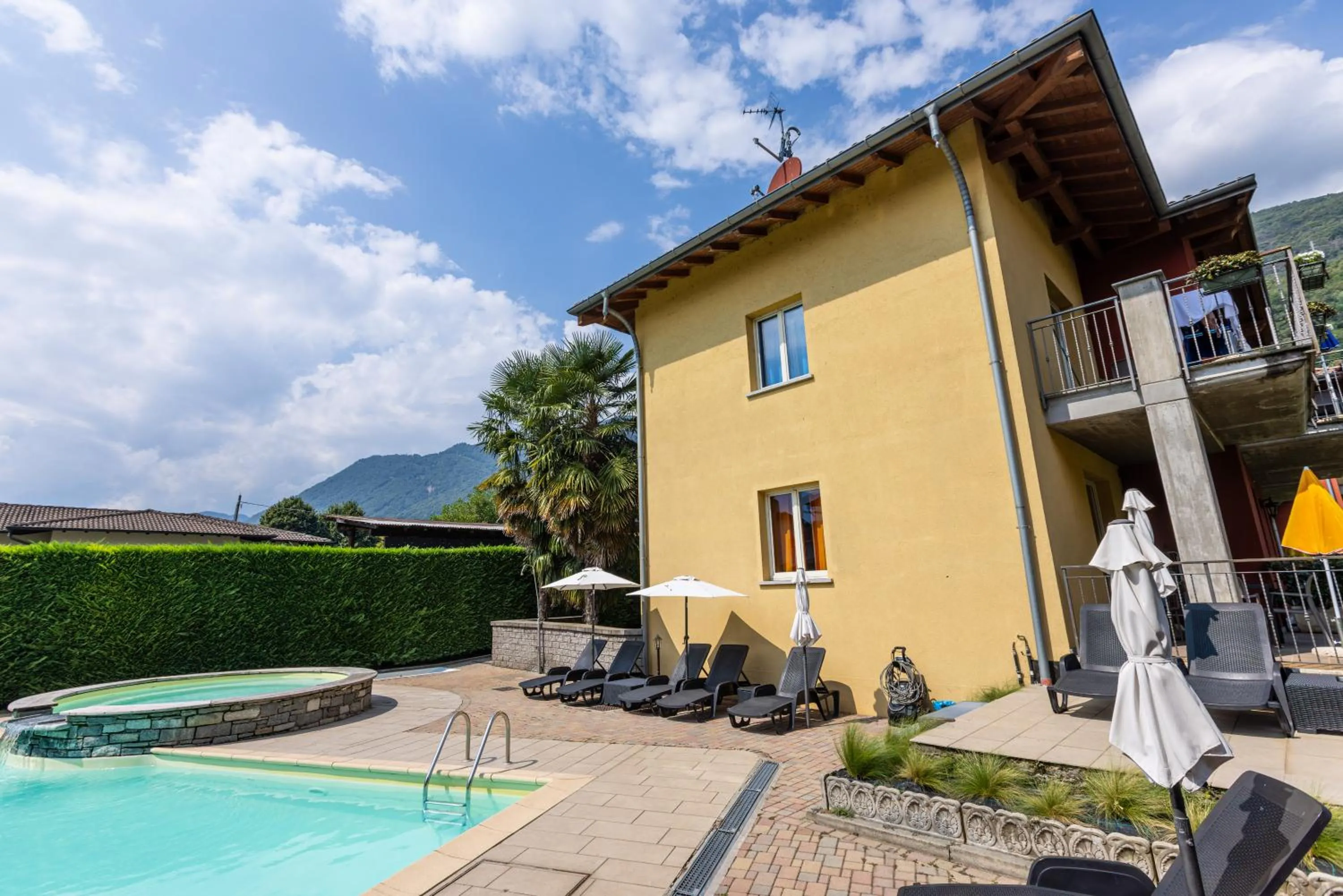 Garden in Spluga "Relax & Apartaments" by Alfio Colombo