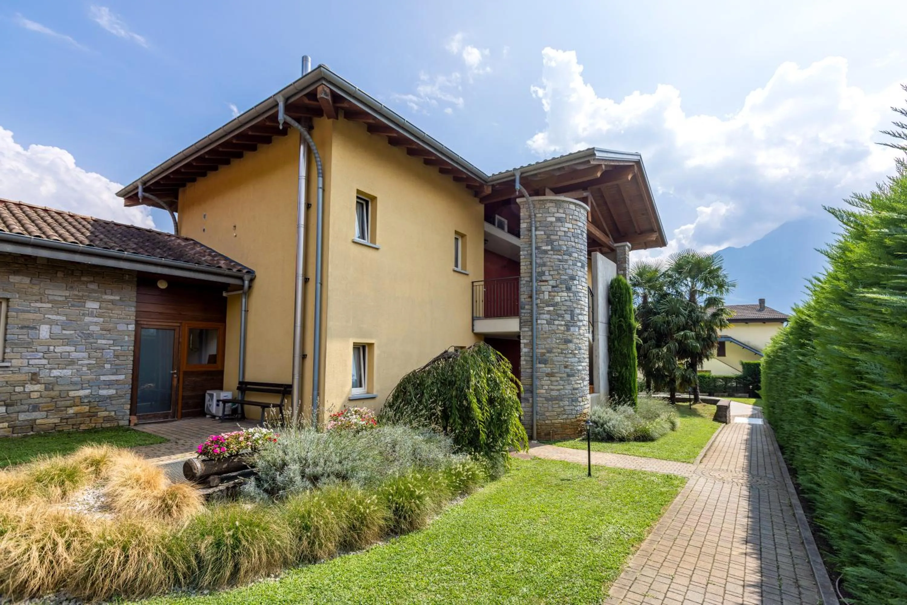 Property building in Spluga "Relax & Apartaments" by Alfio Colombo