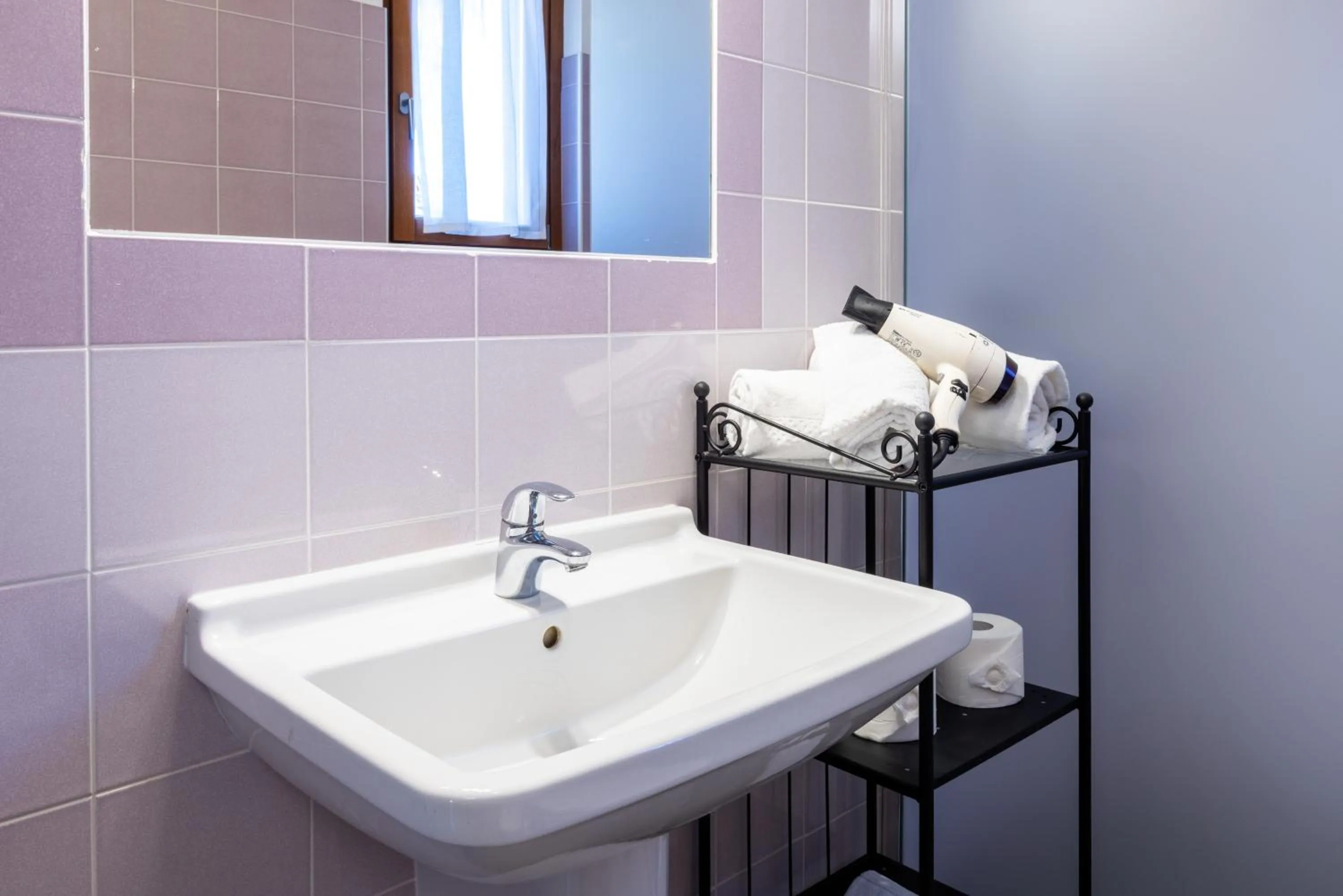 Bathroom in Spluga "Relax & Apartaments" by Alfio Colombo