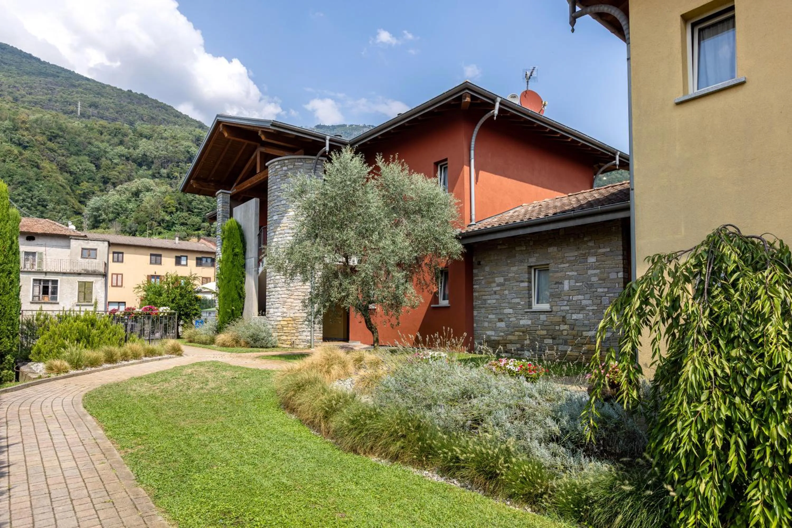 Garden in Spluga "Relax & Apartaments" by Alfio Colombo