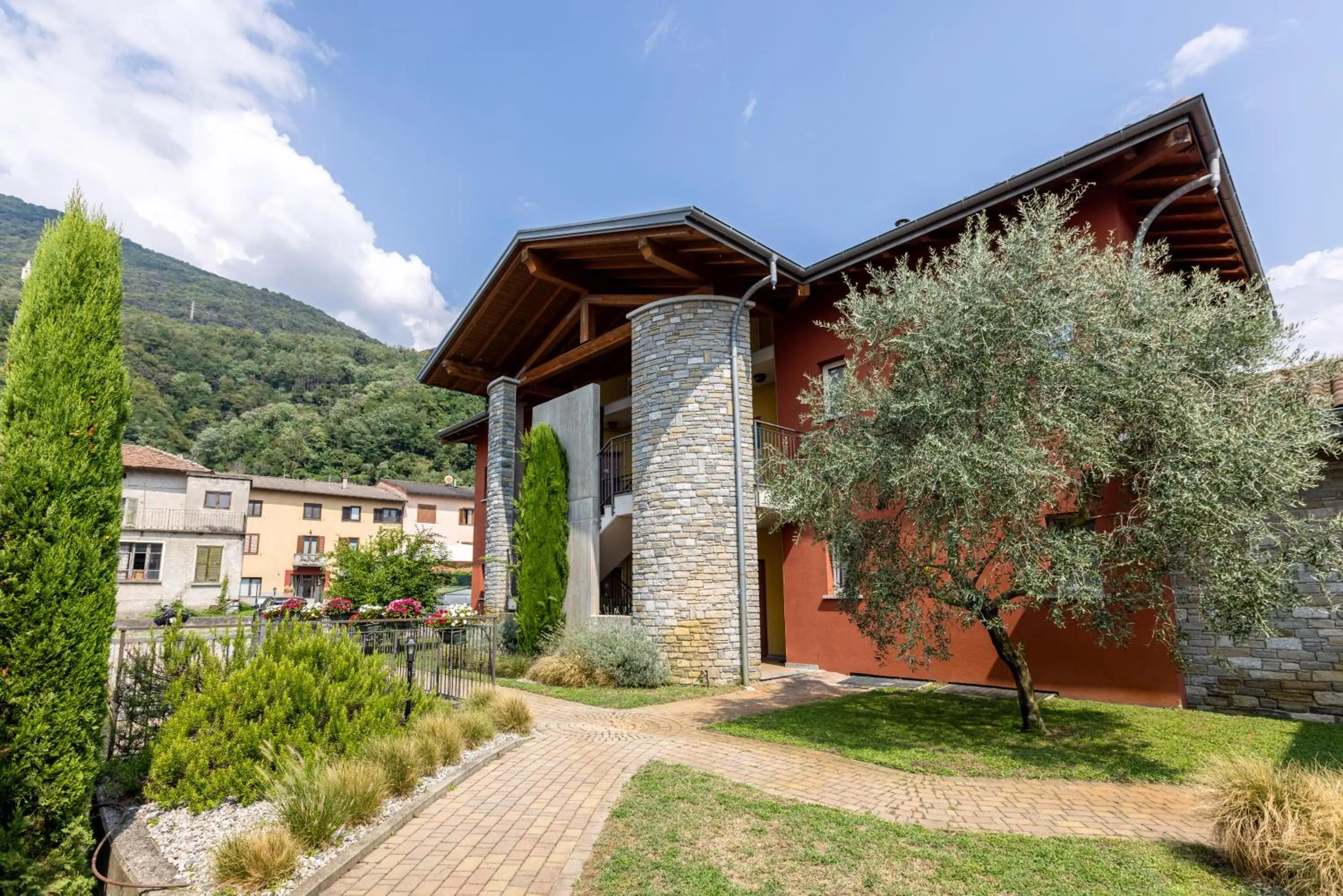 Property building in Spluga "Relax & Apartaments" by Alfio Colombo