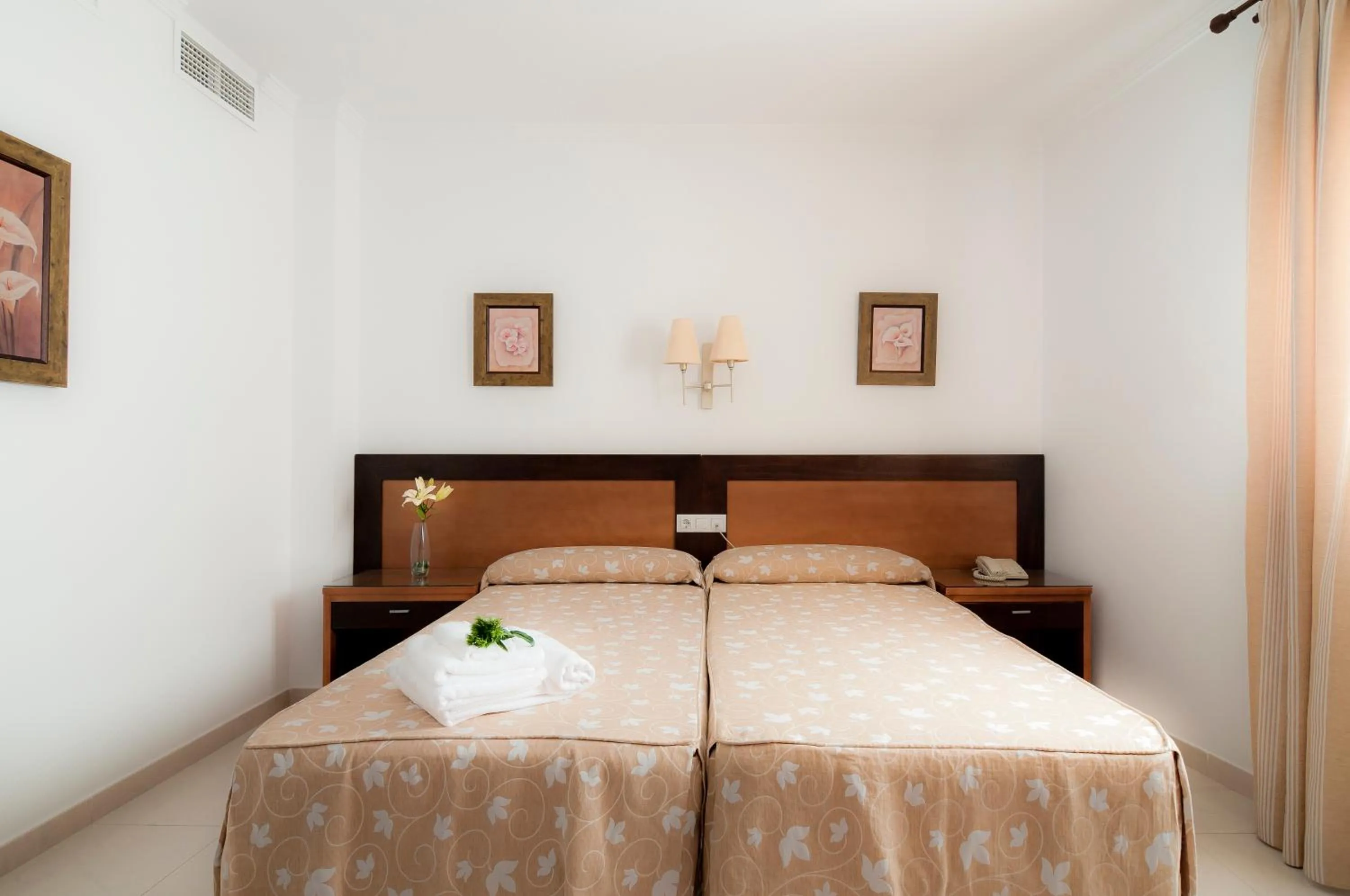 Photo of the whole room, Bed in Hotel Restaurante Blanco y Verde