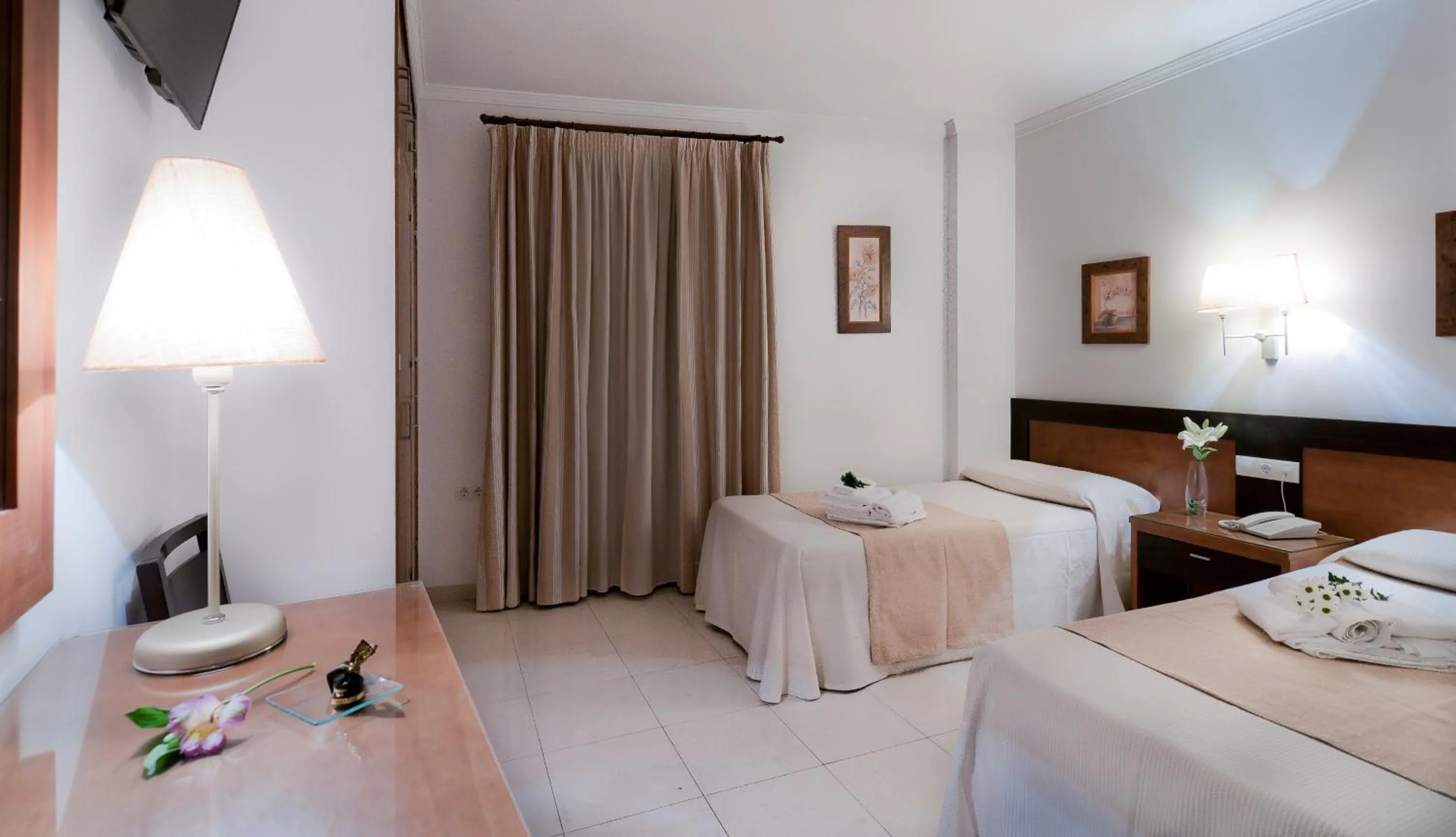 Photo of the whole room, Bed in Hotel Restaurante Blanco y Verde