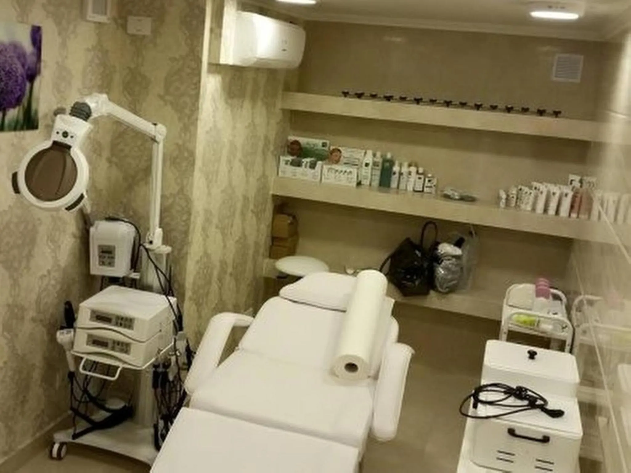 On-site shops in West Plaza Hotel