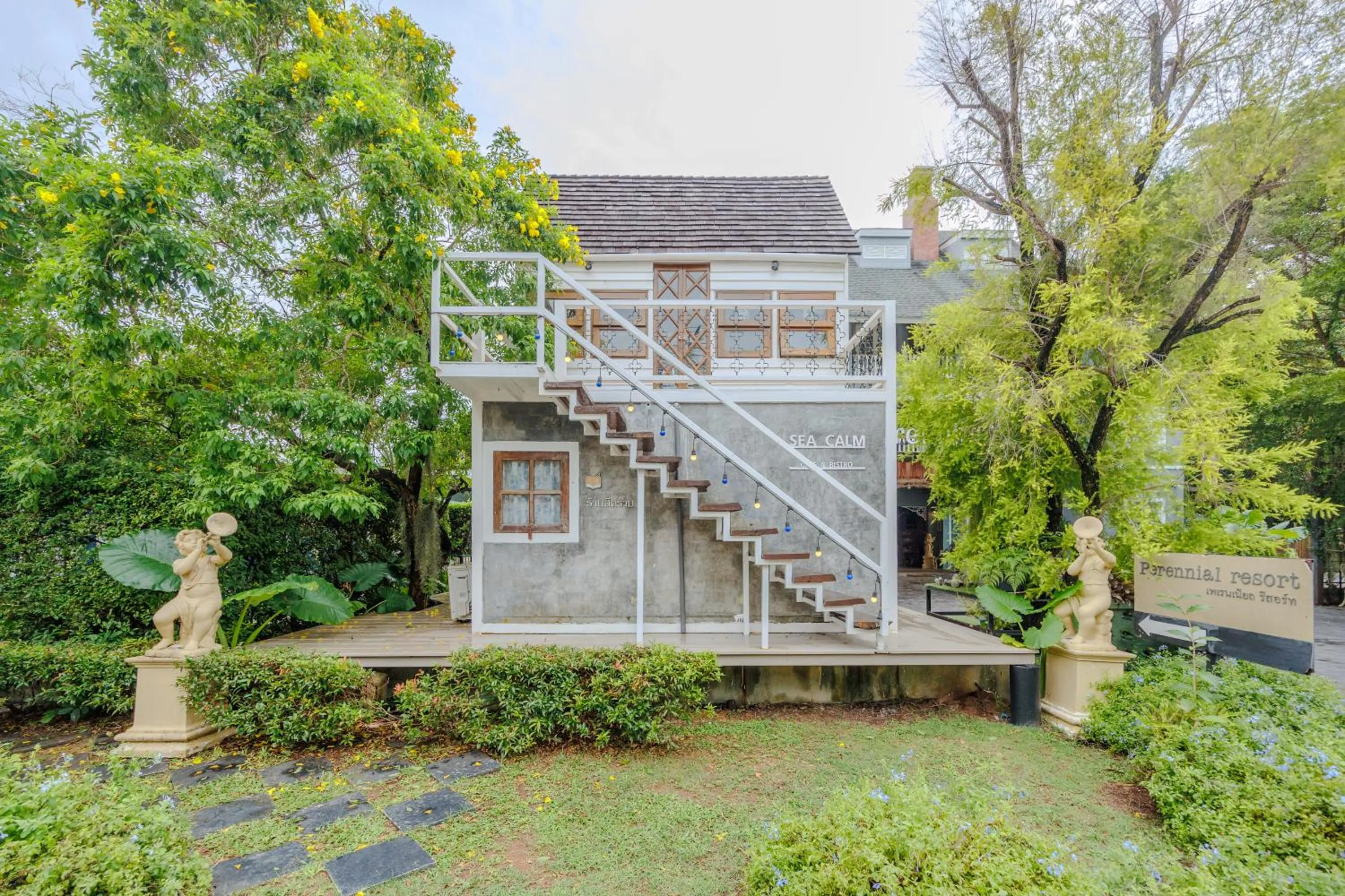 Restaurant/places to eat in Perennial Resort