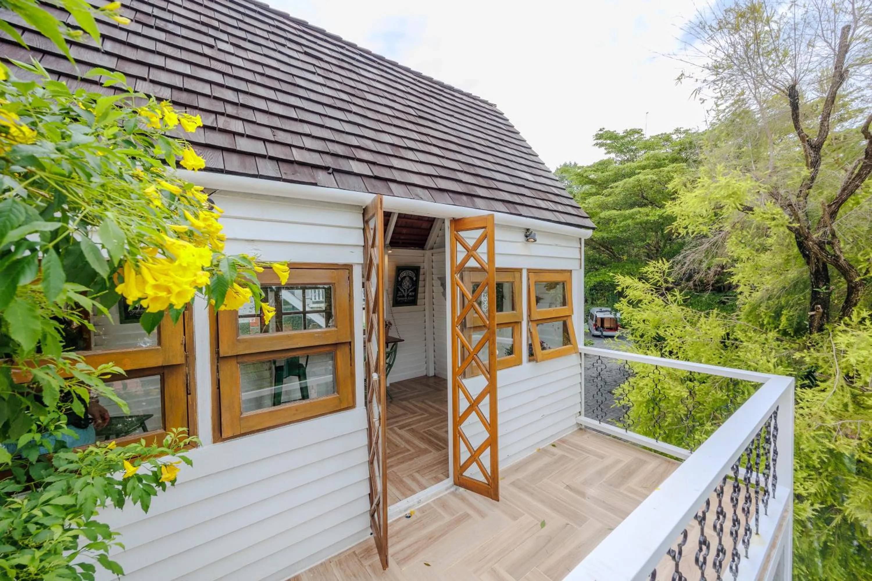 Restaurant/places to eat in Perennial Resort