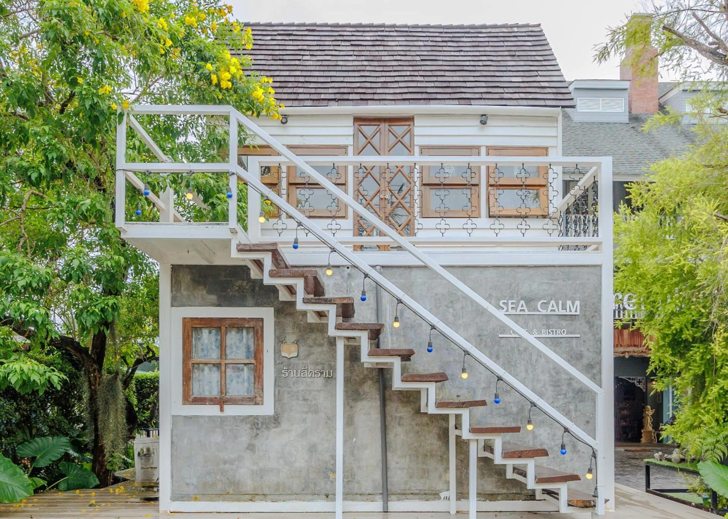 Restaurant/places to eat in Perennial Resort