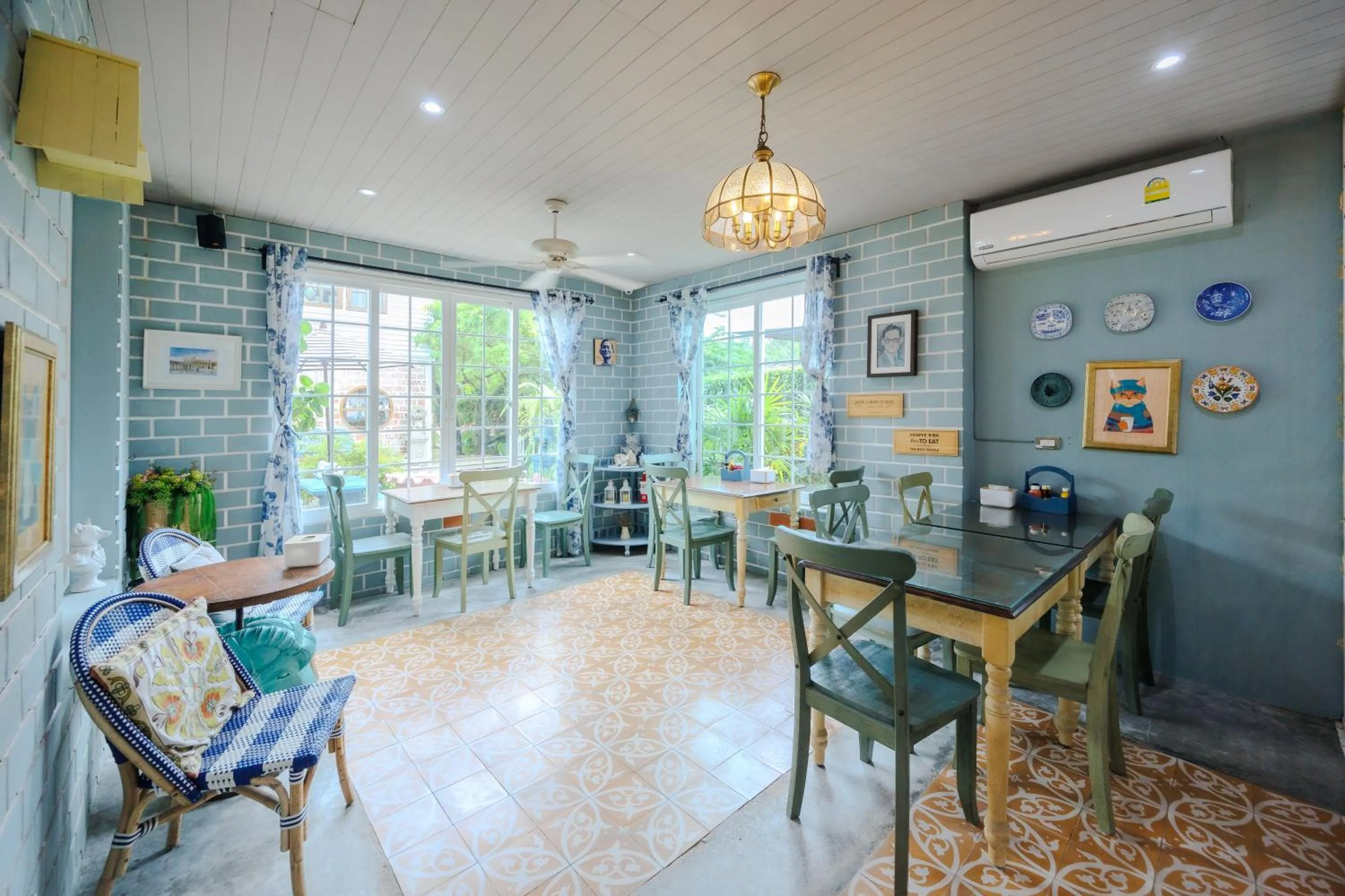 Restaurant/places to eat in Perennial Resort