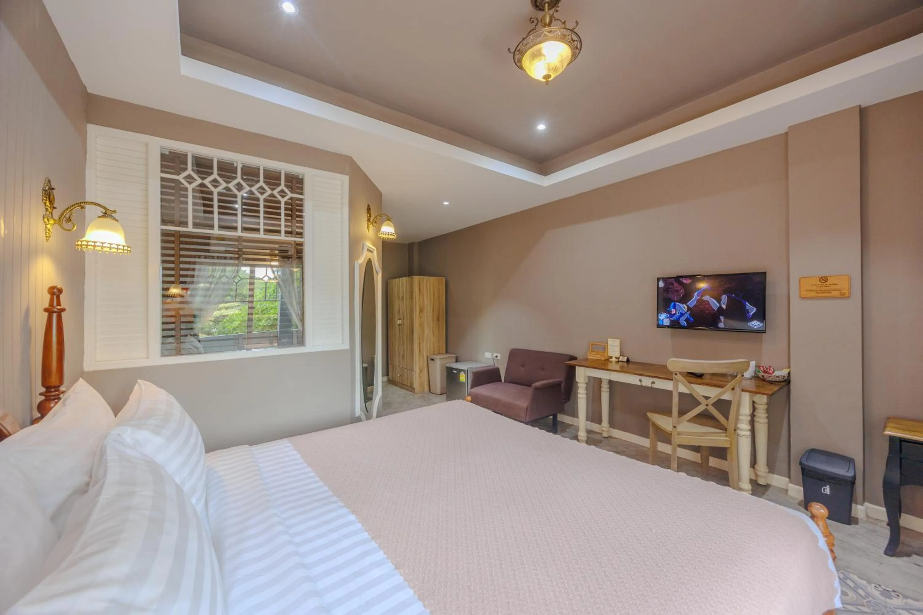 Bedroom, Bed in Perennial Resort