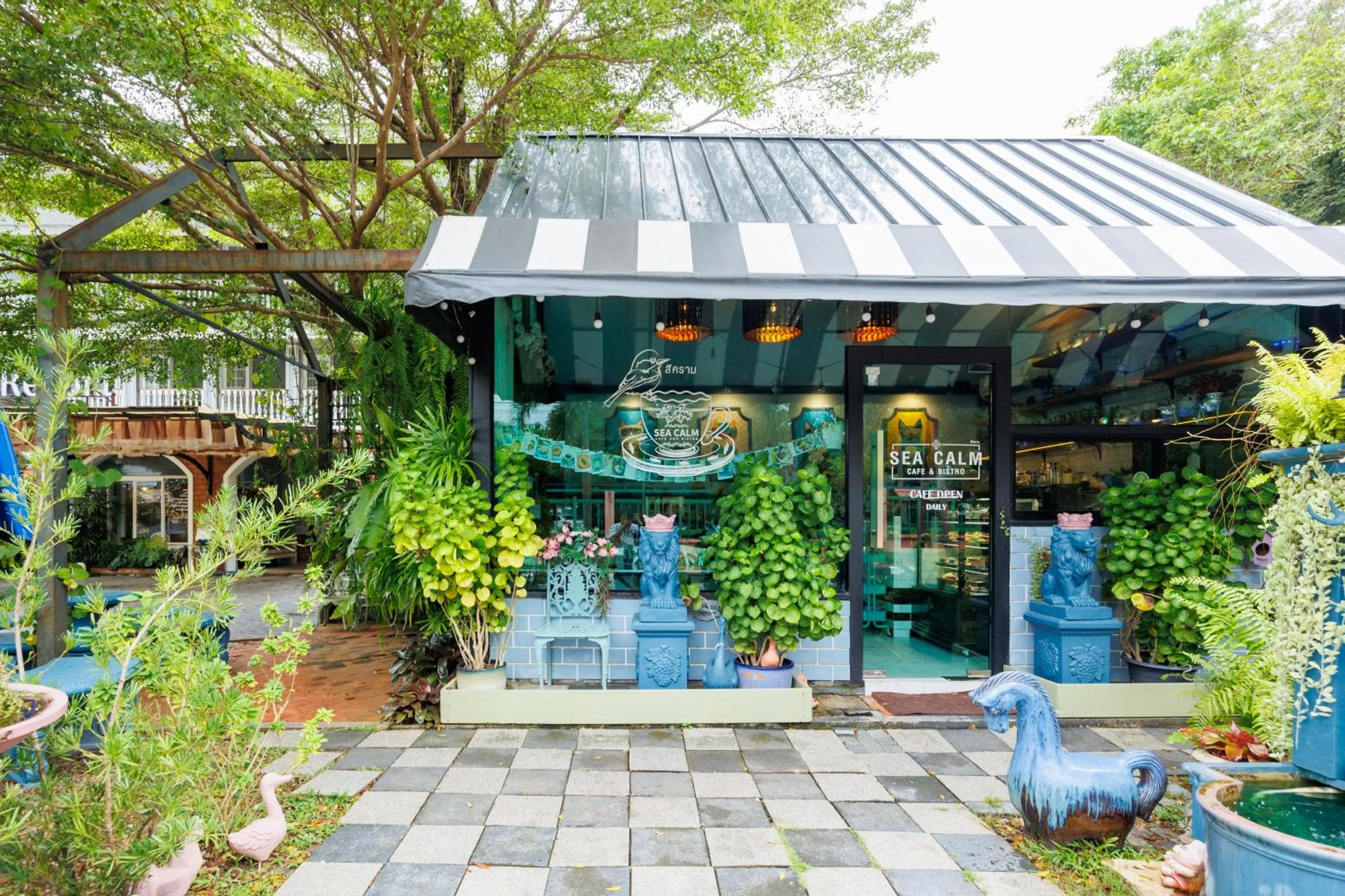 Restaurant/places to eat in Perennial Resort