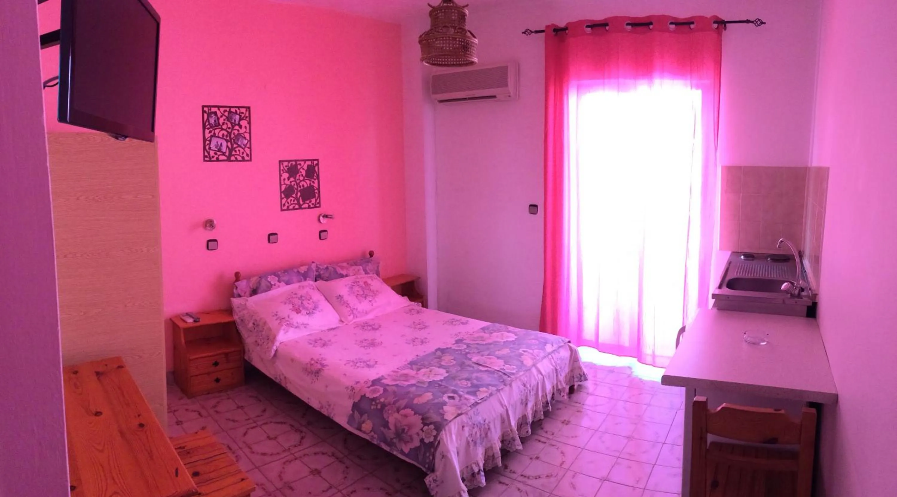 Day, Bed in Nitsa Rooms