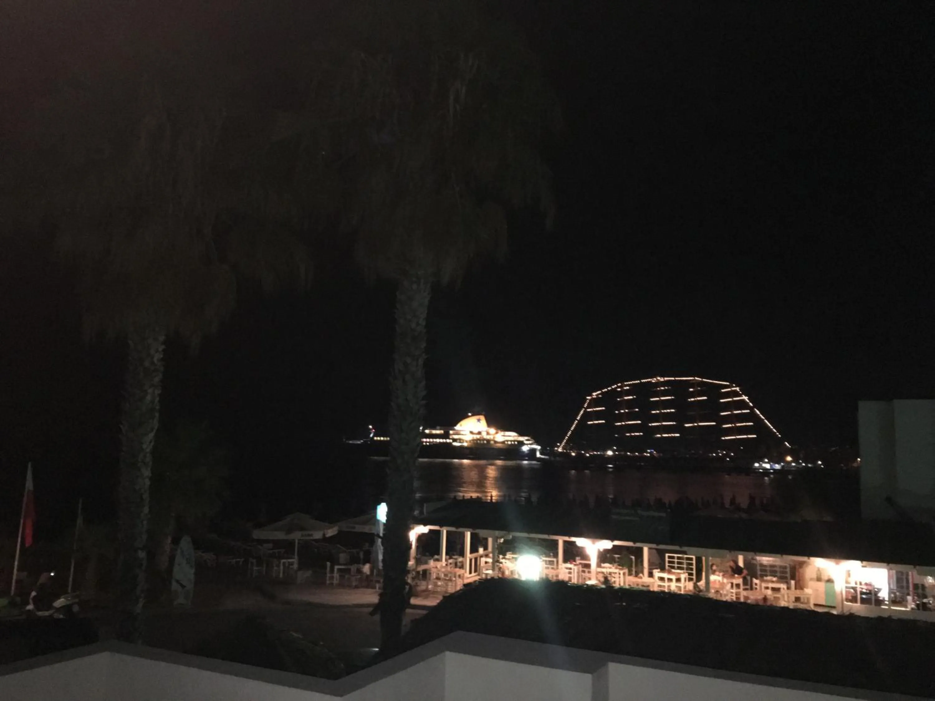 Restaurant/places to eat in Nitsa Rooms