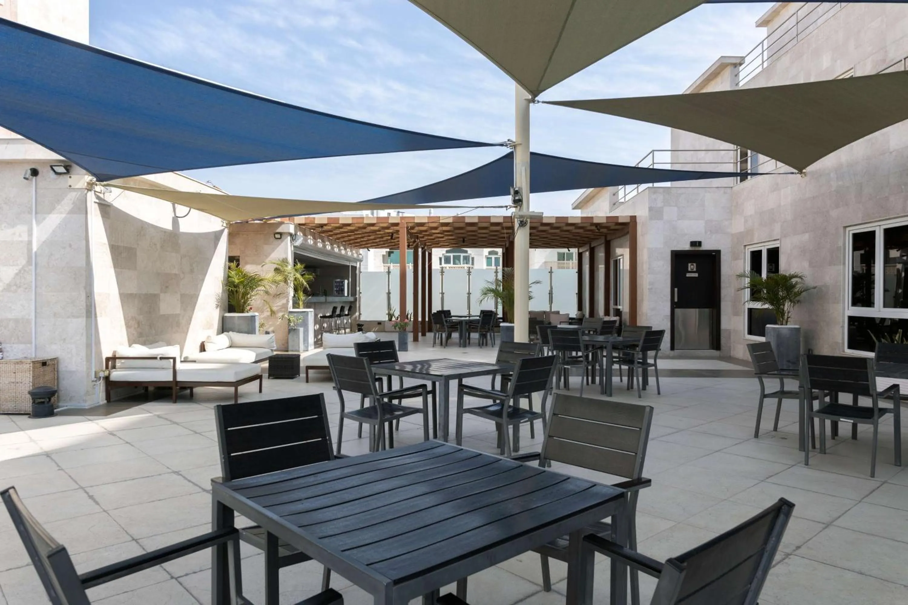 Lounge or bar in Radisson Hotel Muscat Panorama