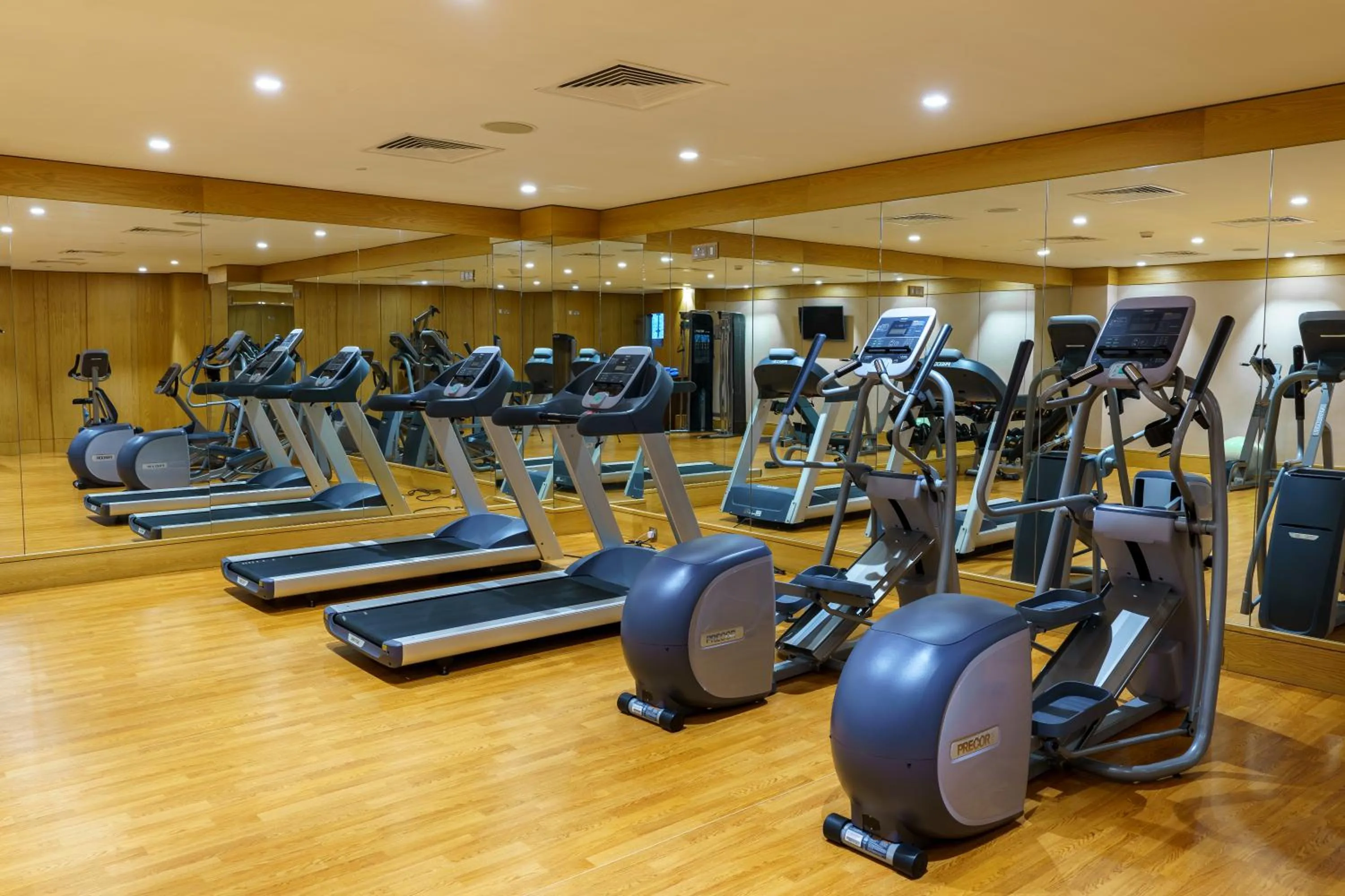 Fitness centre/facilities in Radisson Hotel Muscat Panorama